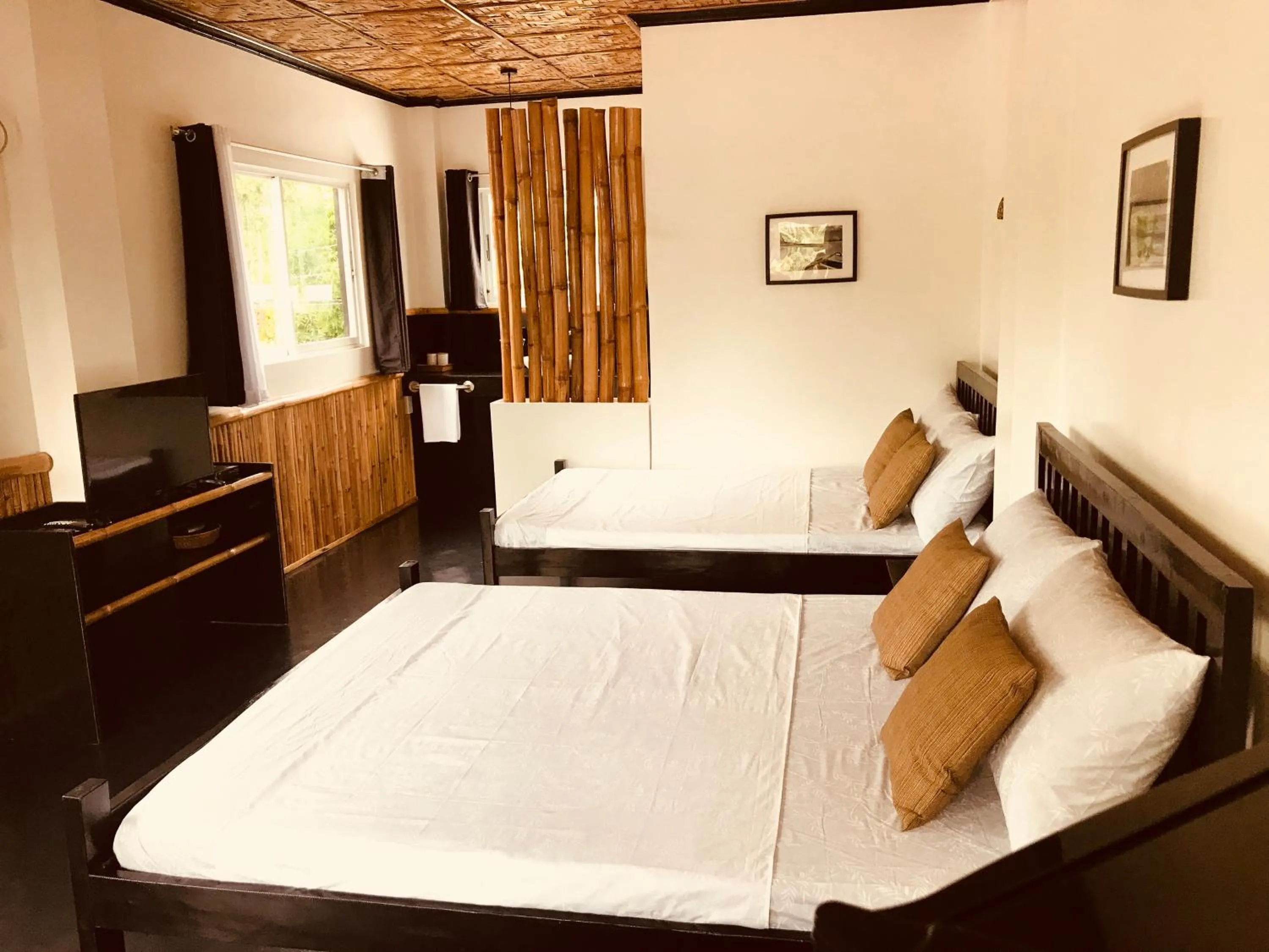 Photo of the whole room, Bed in Everyday Sunday Formerly Carl's Island Inn