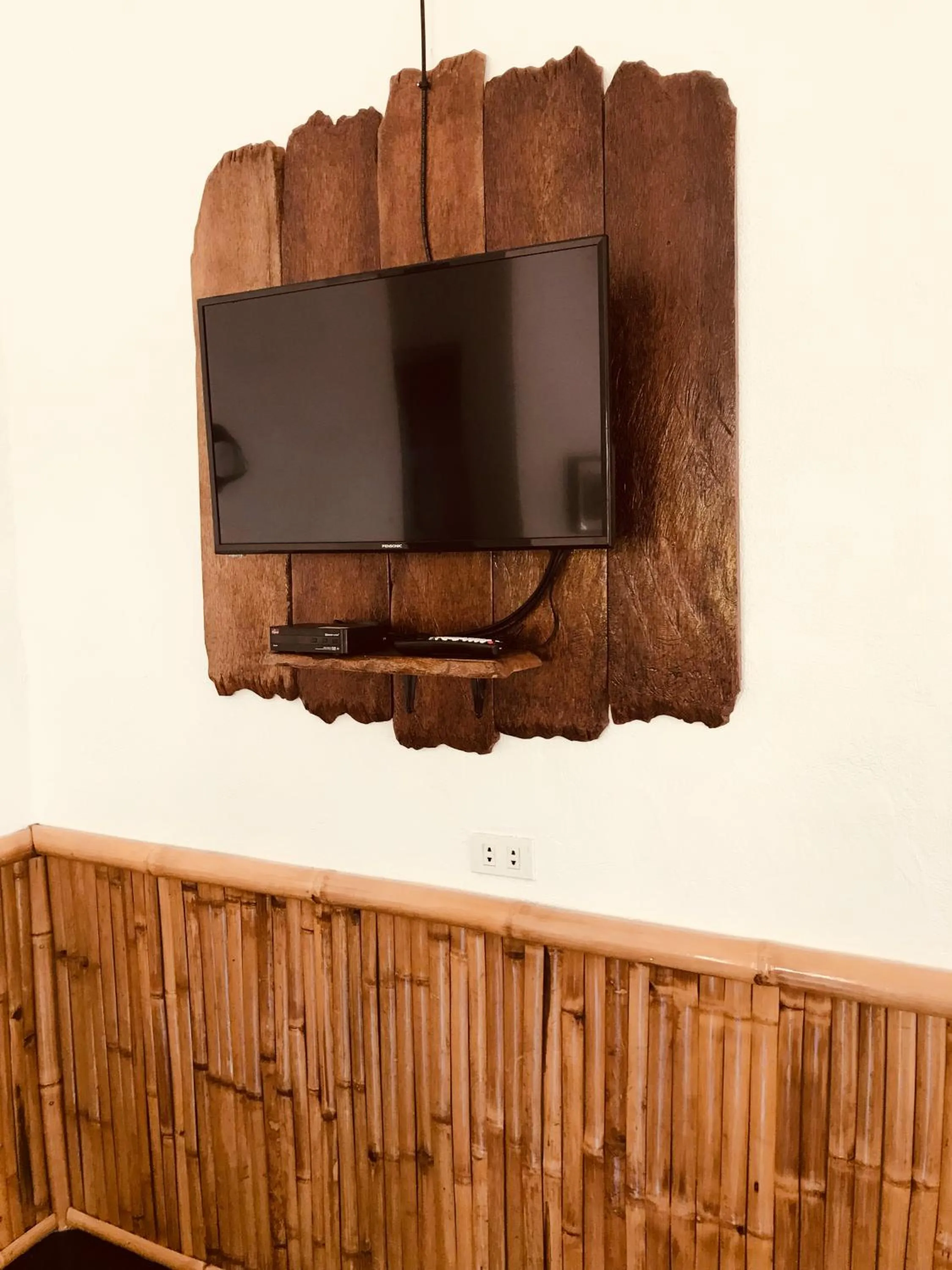 TV and multimedia in Everyday Sunday Formerly Carl's Island Inn