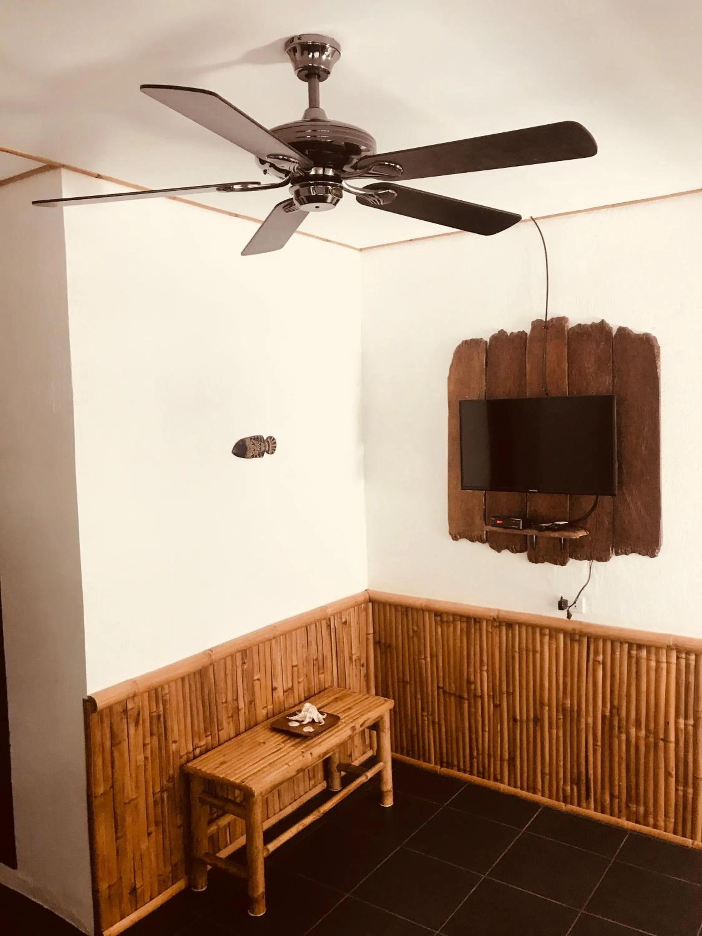 TV and multimedia in Everyday Sunday Formerly Carl's Island Inn