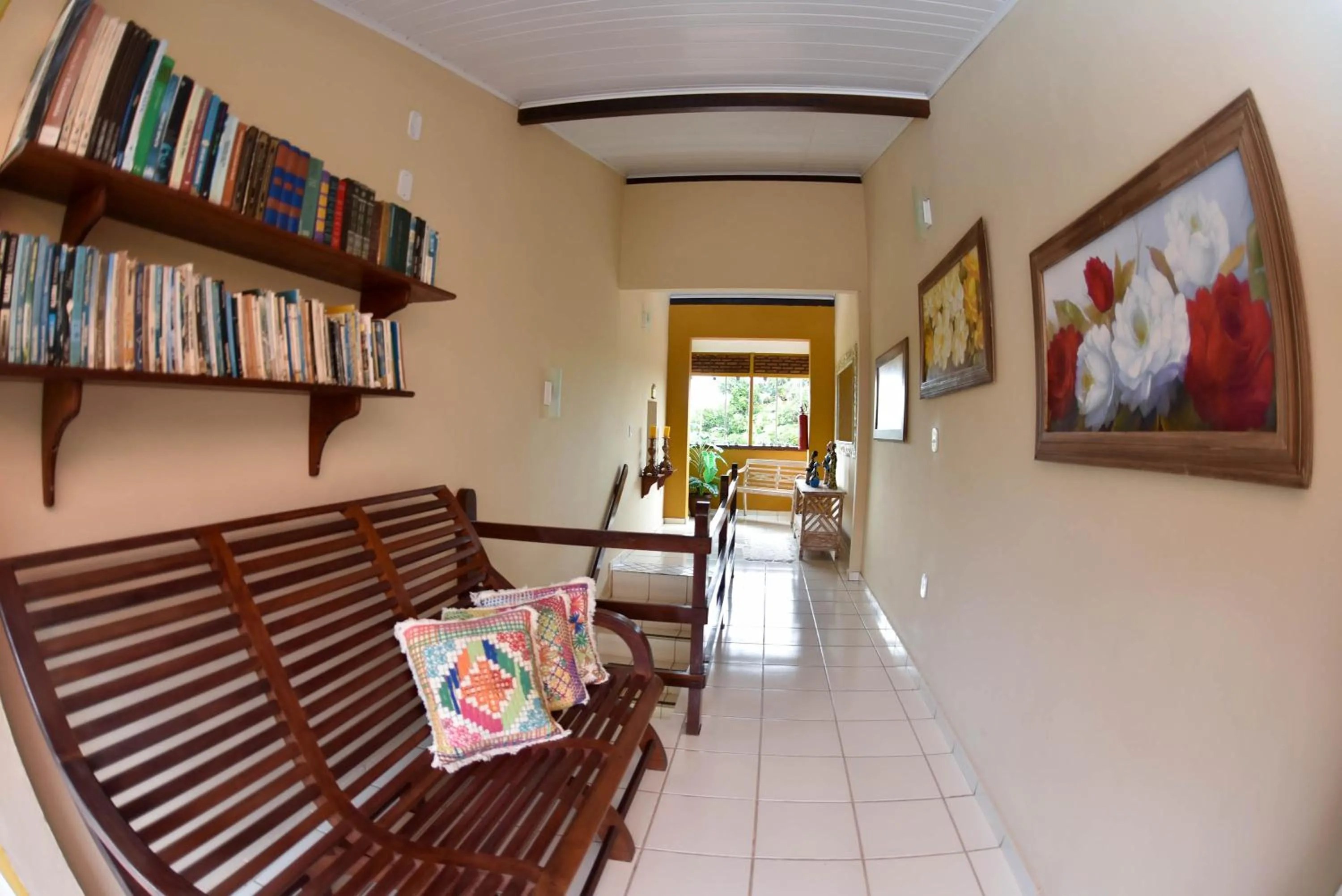 Library in Pousada A Flor da Terra