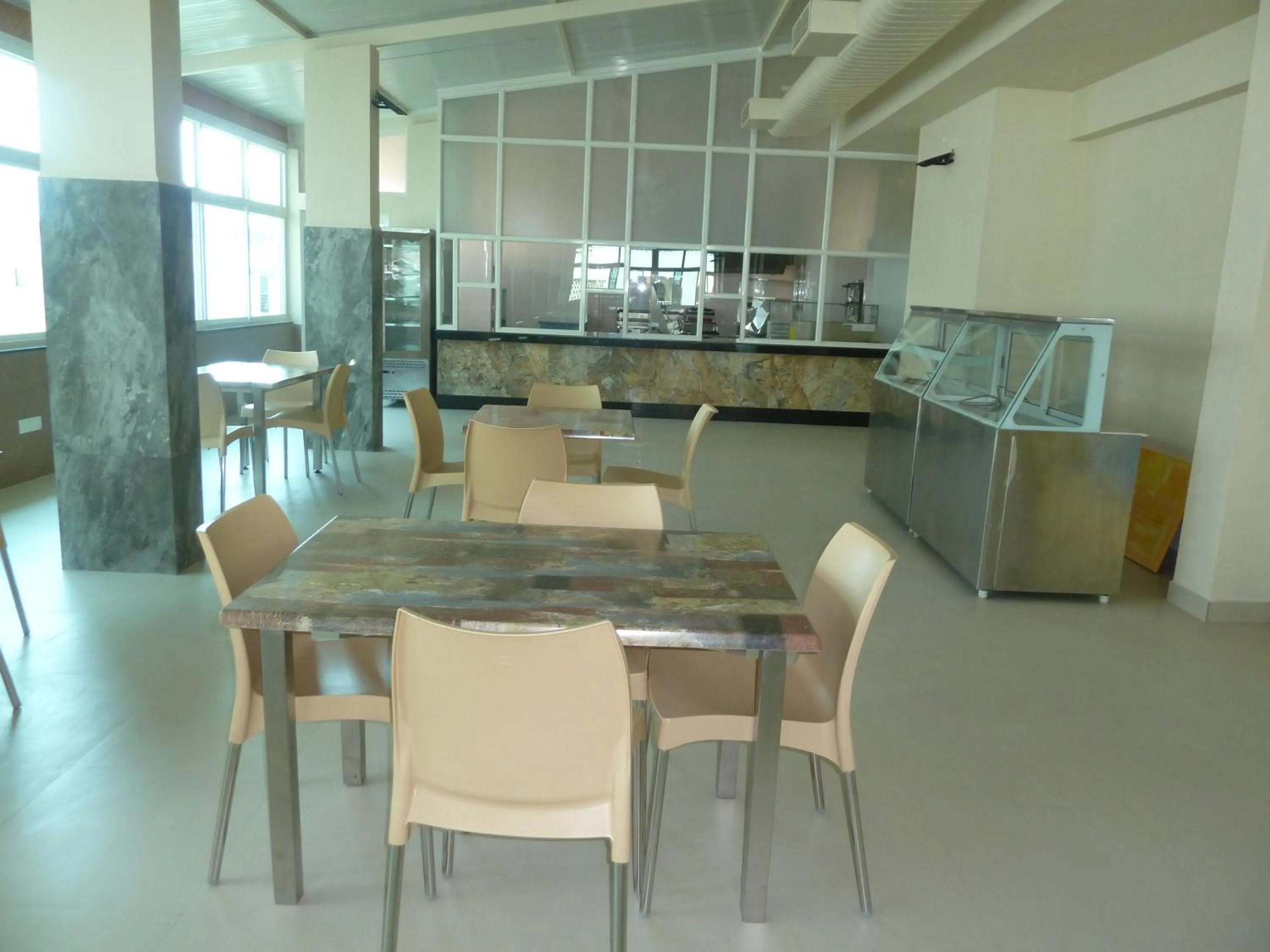 Restaurant/places to eat in Sreeparthi Hotel