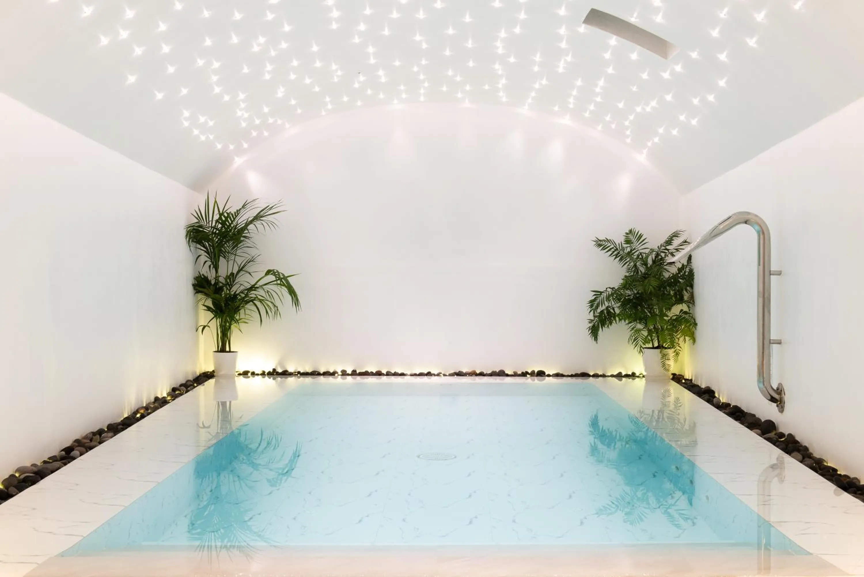 Swimming pool in Avant Garde Suites