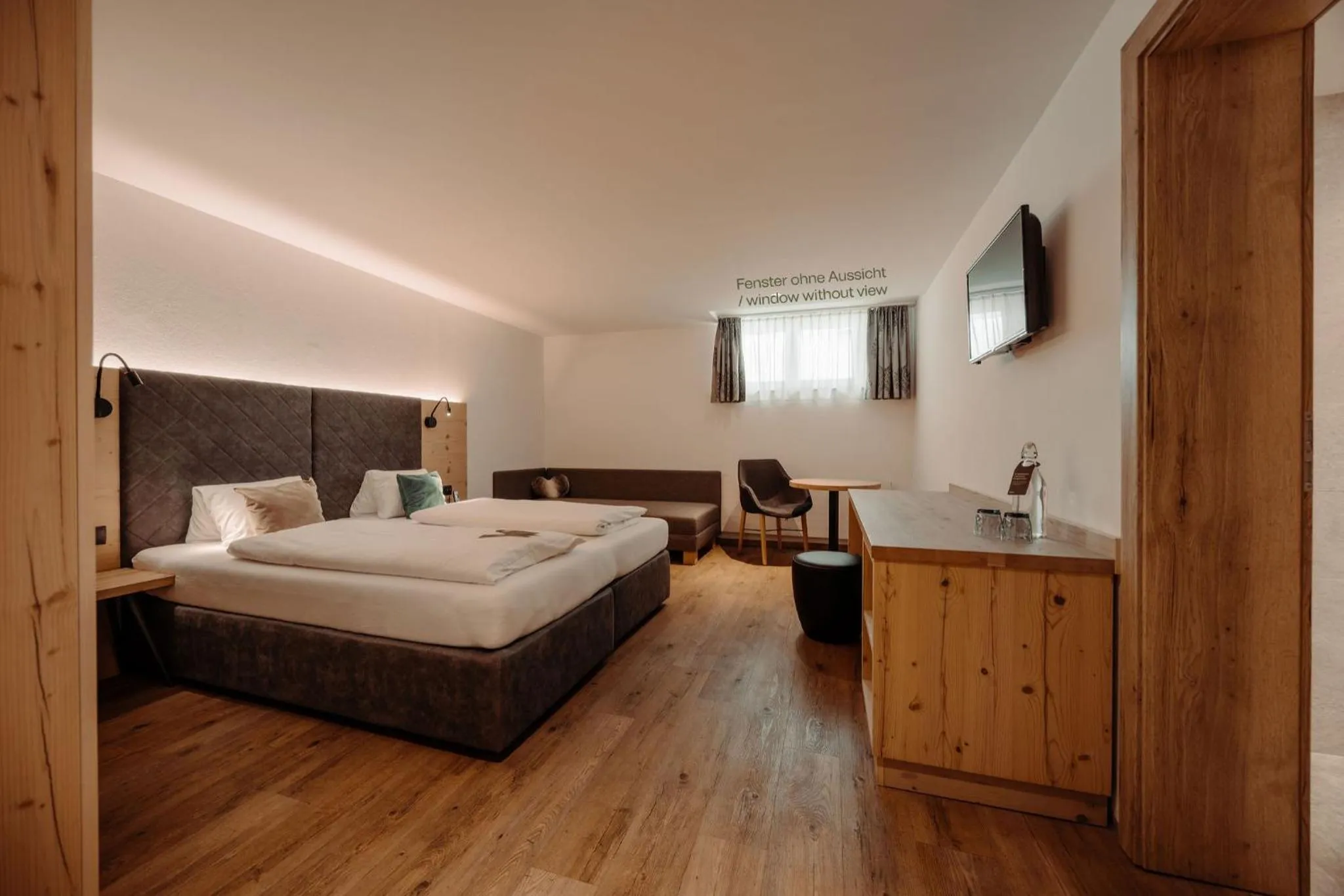 Photo of the whole room, Bed in Resl Resort