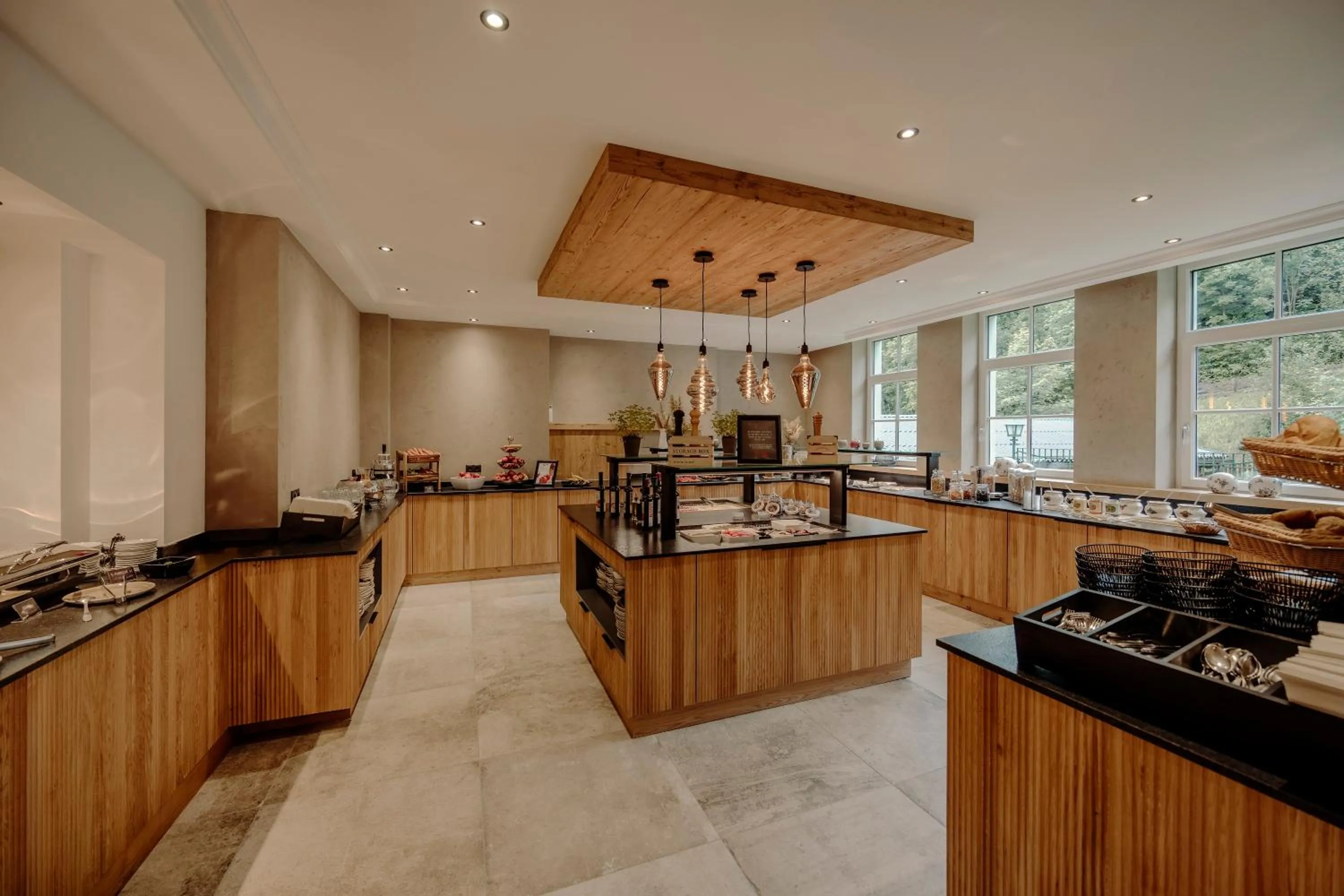 Restaurant/places to eat in Resl Resort