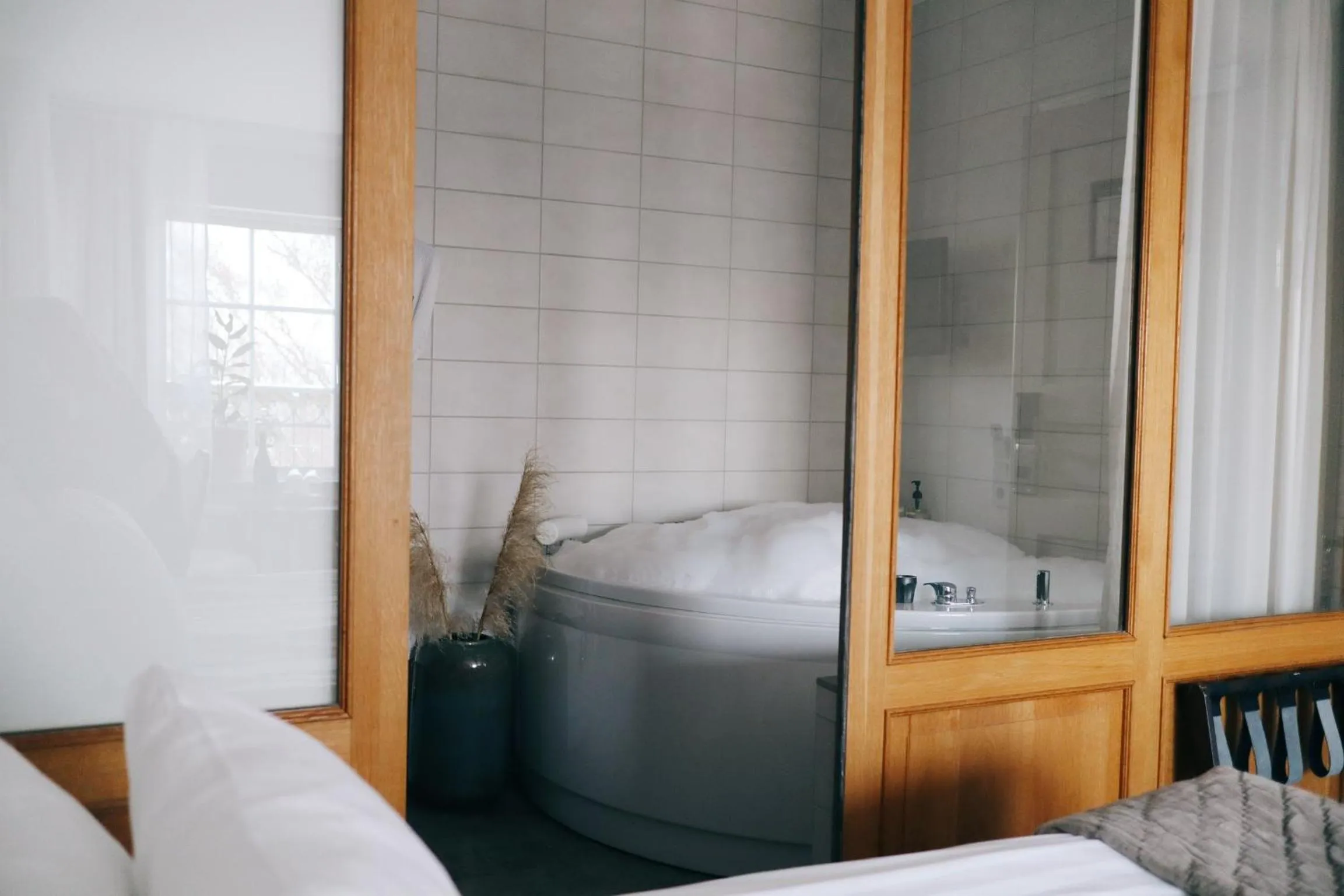 Property building, Bed in Kalk Hotel