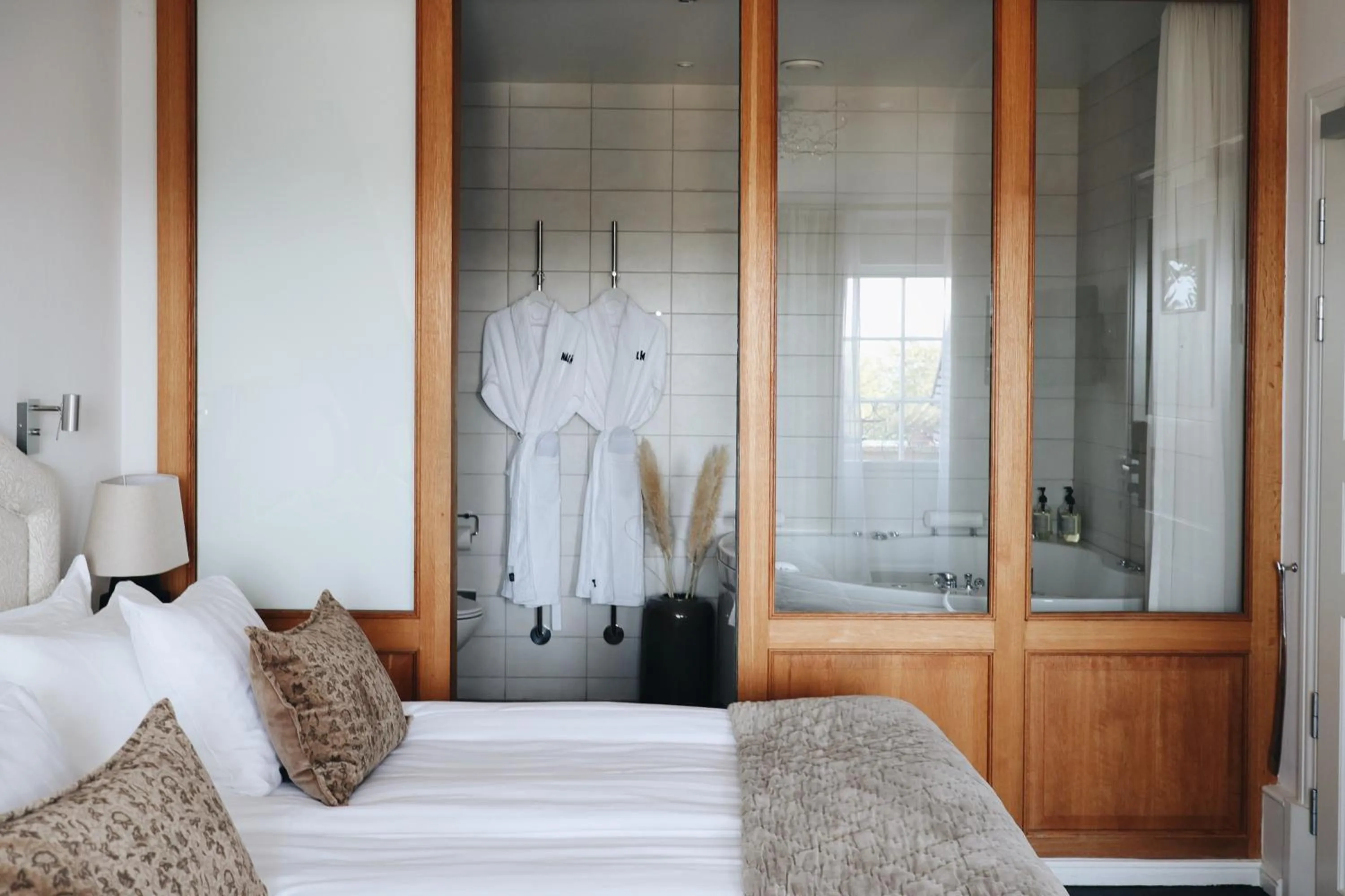 Property building, Bed in Kalk Hotel