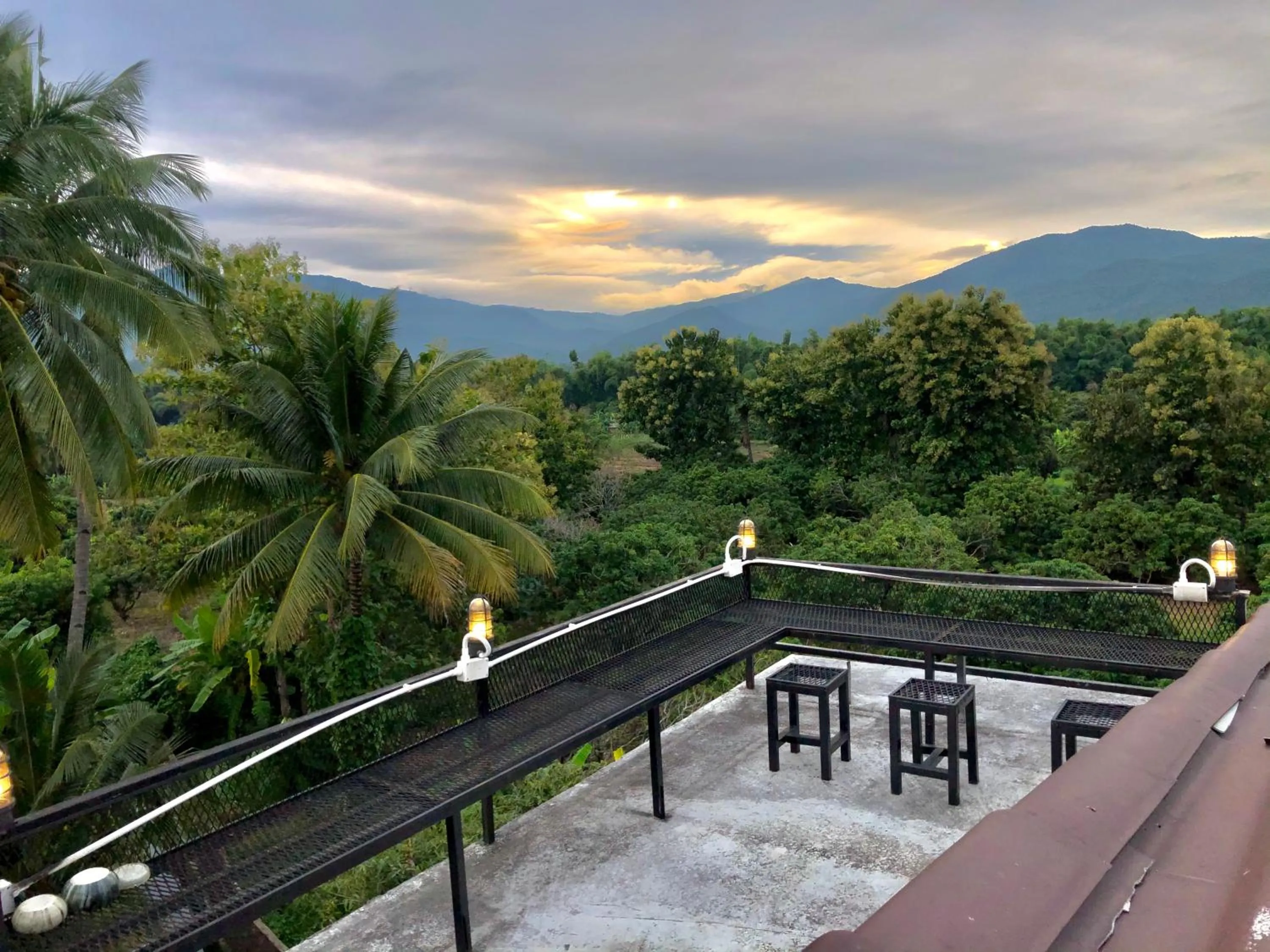 โรงแรมแสนดีเพลส เมาเท่นวิว จอมทอง