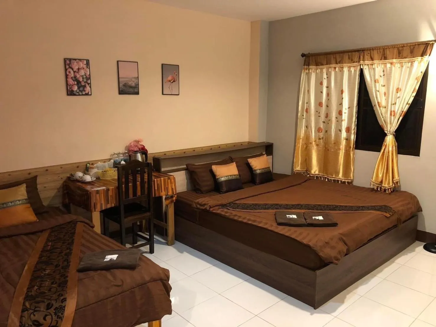 Bed in โรงแรมแสนดีเพลส เมาเท่นวิว จอมทอง