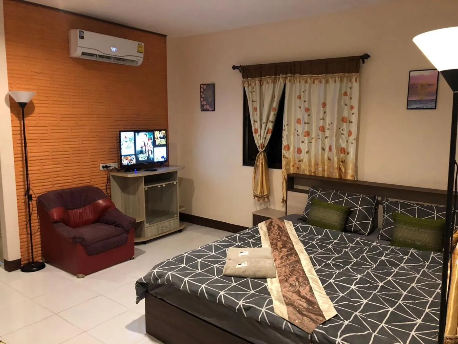 Bed in โรงแรมแสนดีเพลส เมาเท่นวิว จอมทอง