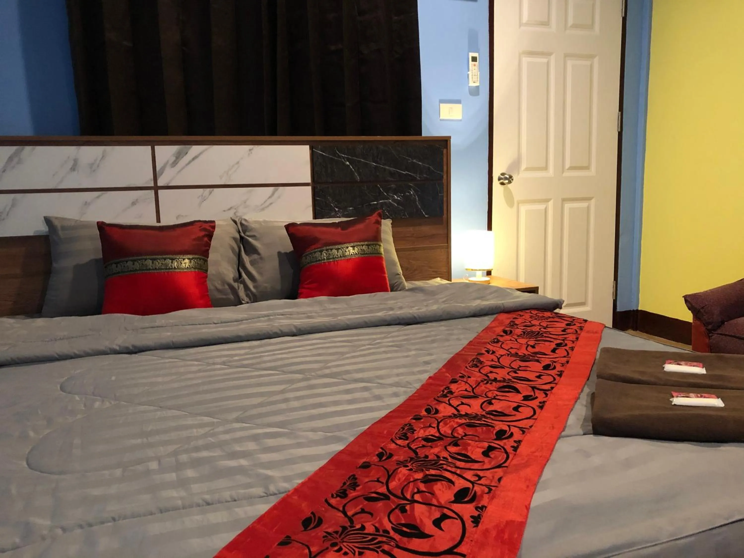 Bed in โรงแรมแสนดีเพลส เมาเท่นวิว จอมทอง