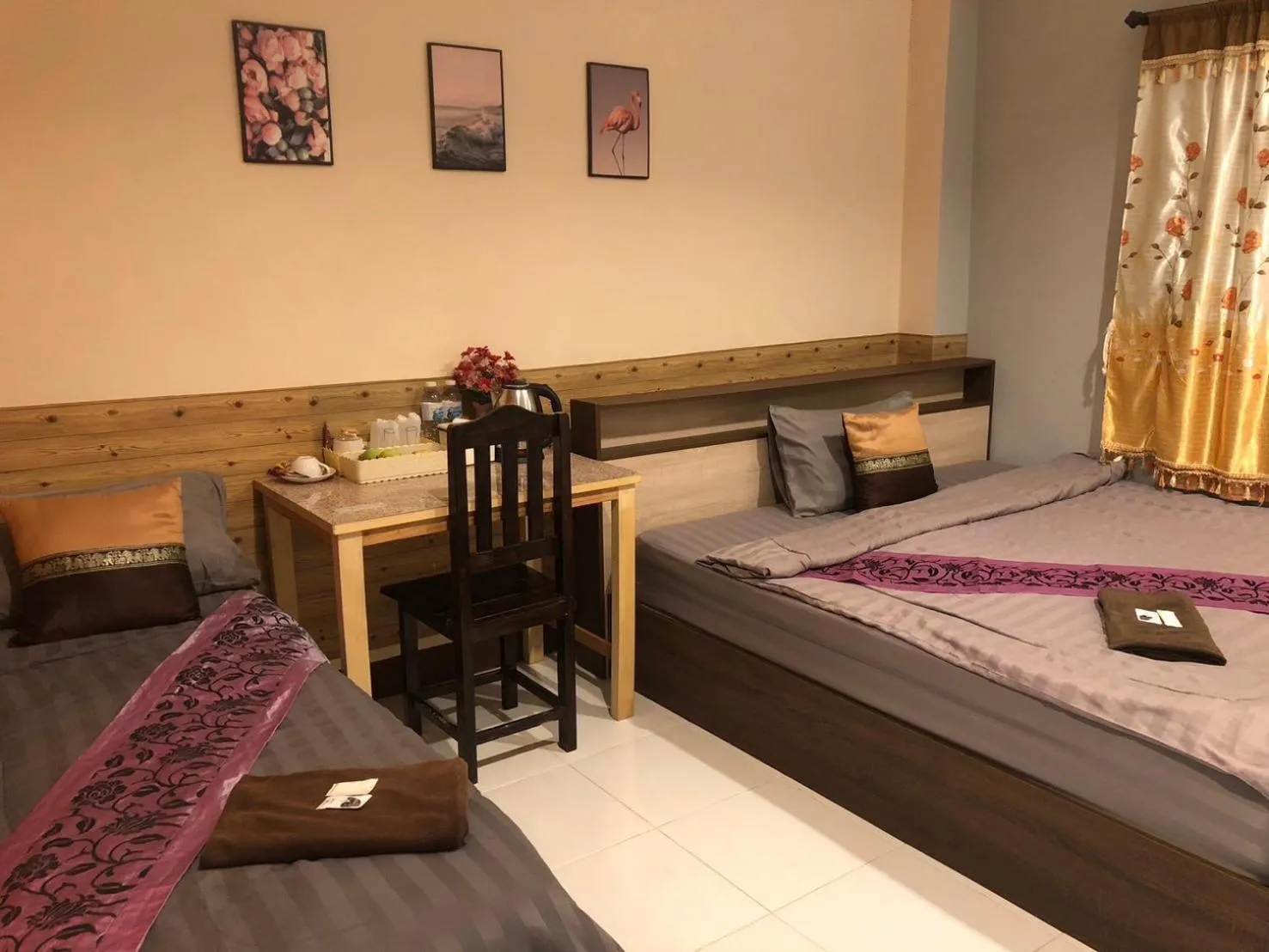 Bed in โรงแรมแสนดีเพลส เมาเท่นวิว จอมทอง