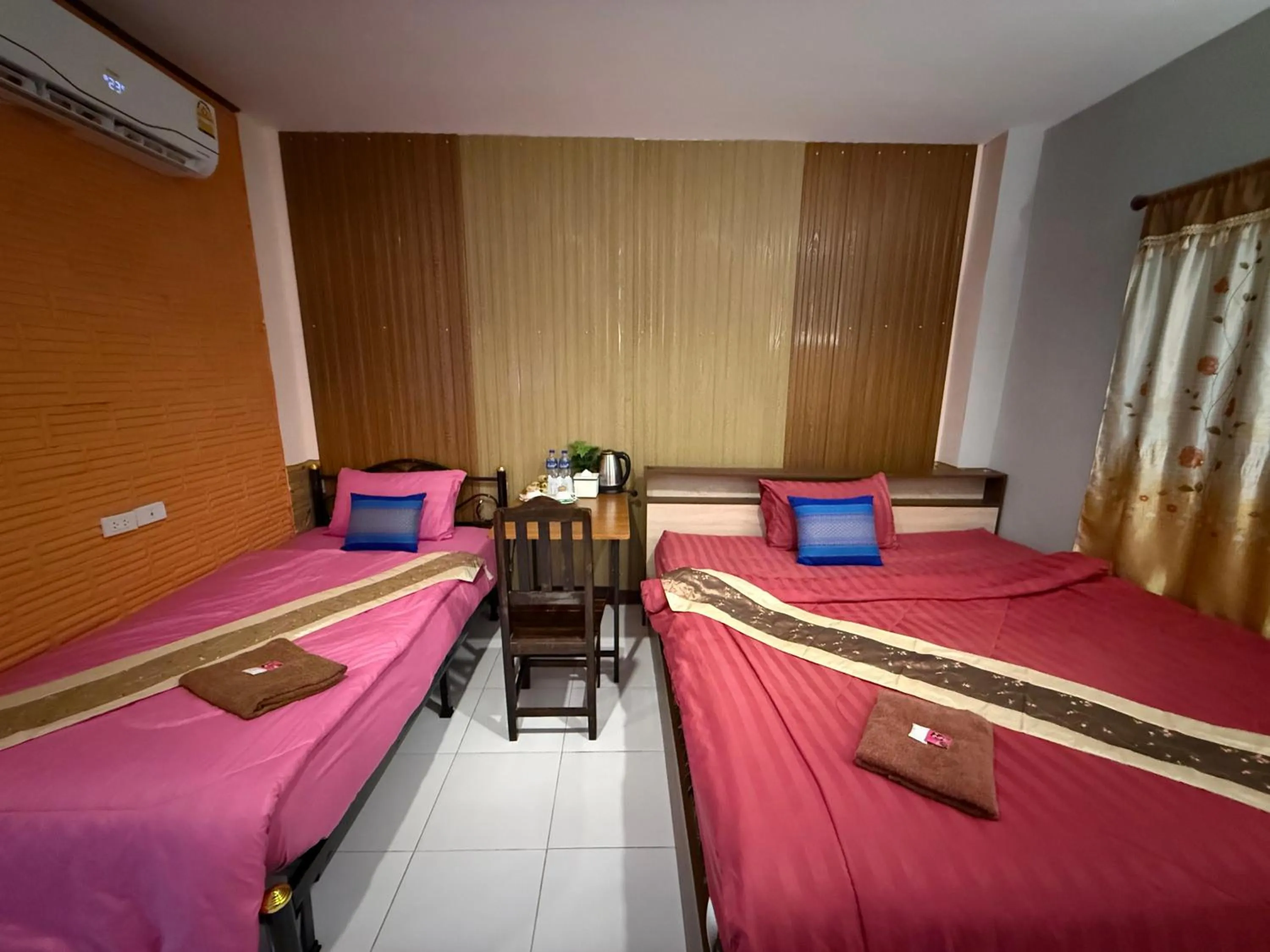 Bed in Sandee Place Mountain View Hotel โรงแรมแสนดีเพลส เมาเท่นวิว จอมทอง