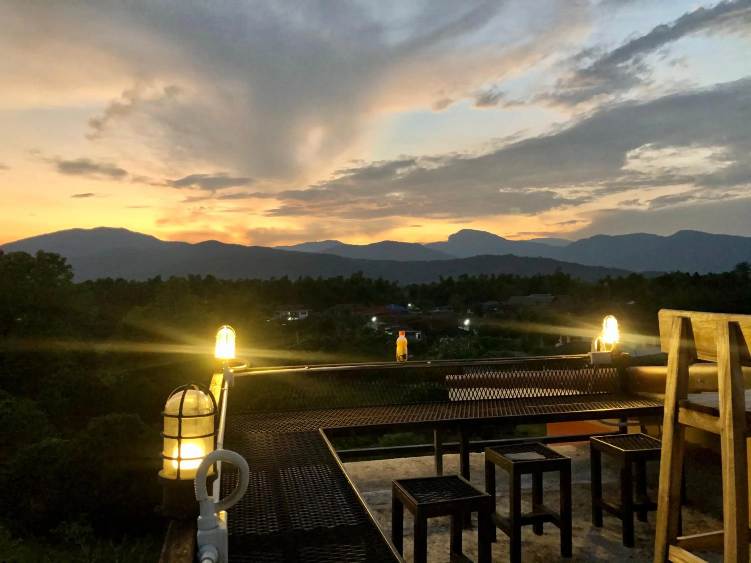 โรงแรมแสนดีเพลส เมาเท่นวิว จอมทอง