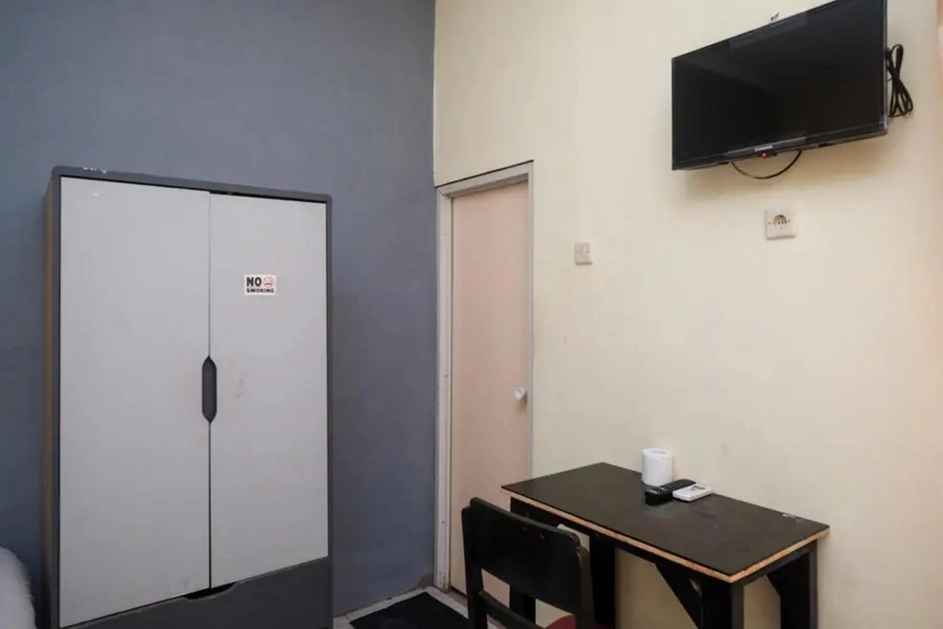 TV and multimedia in RedDoorz At Golden Inn Tugu Yogyakarta