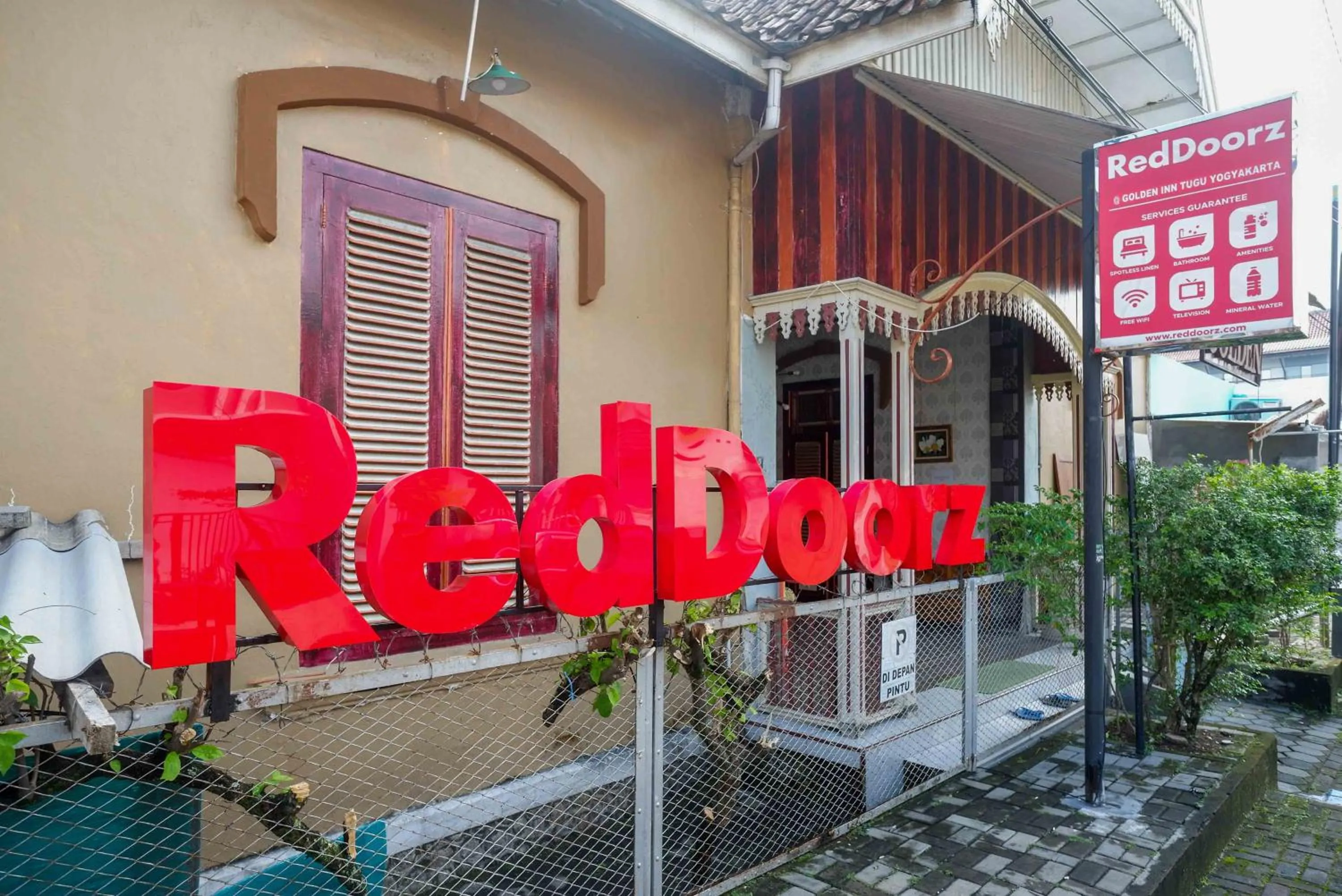 Property building in RedDoorz At Golden Inn Tugu Yogyakarta