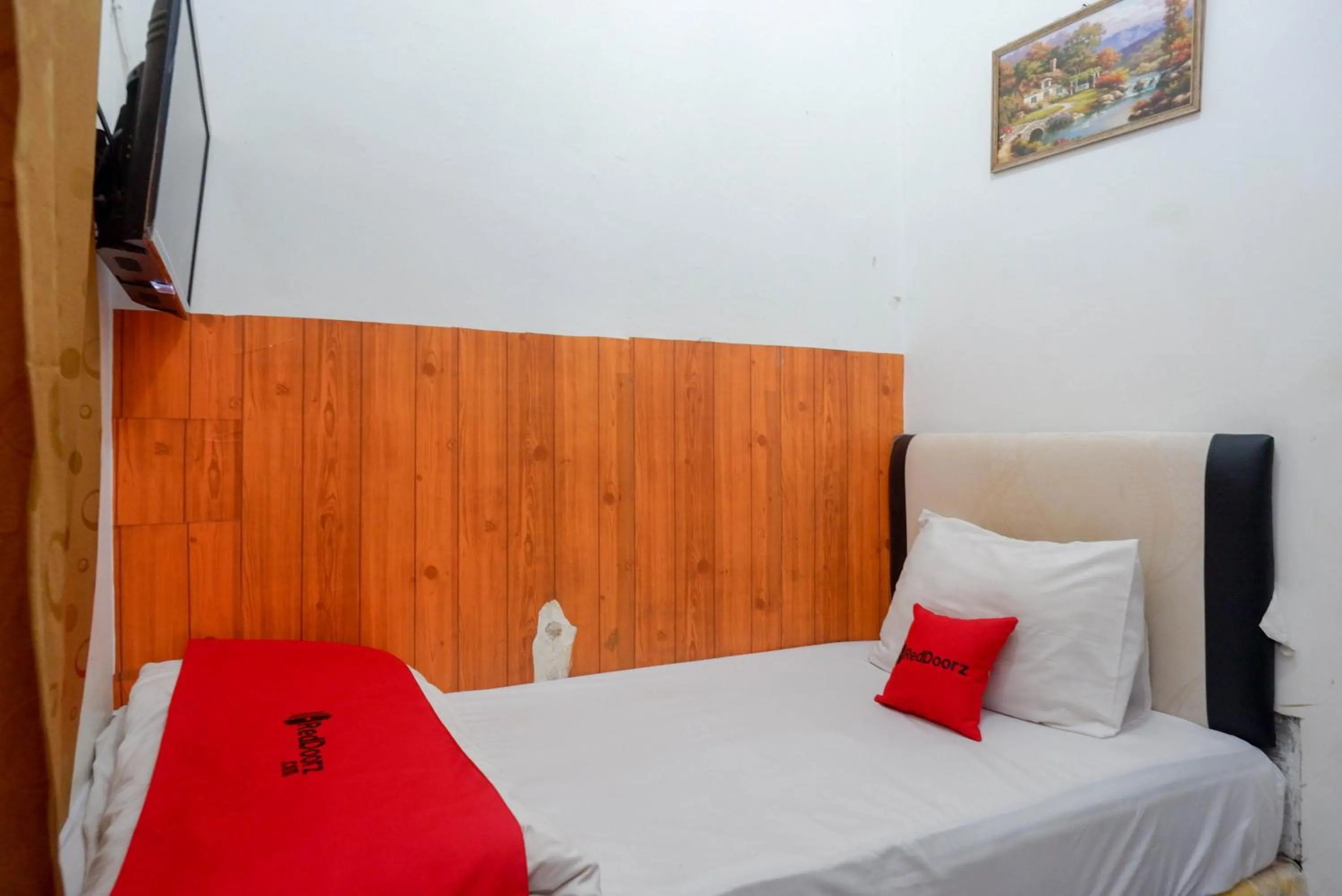 Bedroom, Bed in RedDoorz At Golden Inn Tugu Yogyakarta