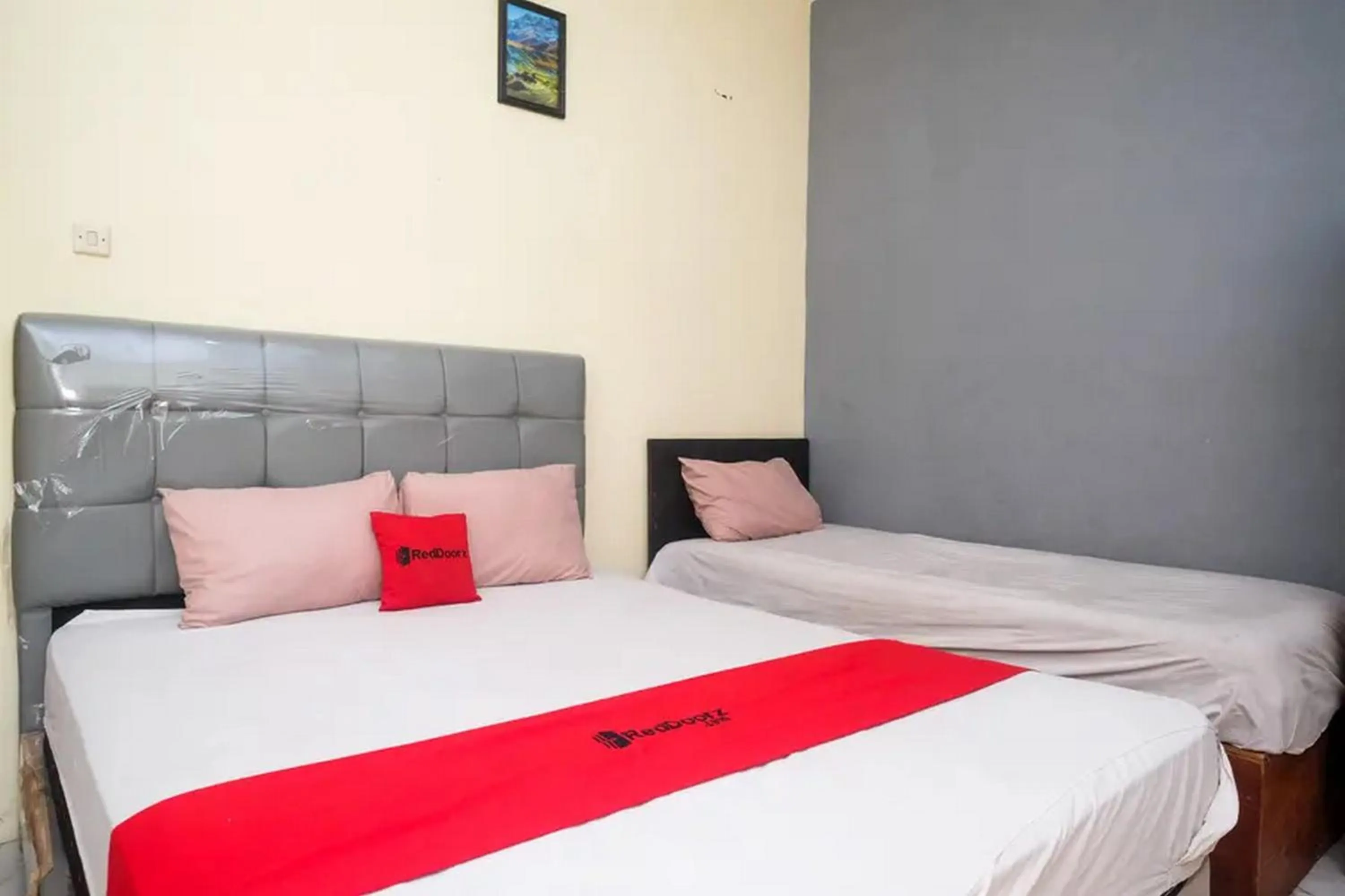 Bedroom, Bed in RedDoorz At Golden Inn Tugu Yogyakarta