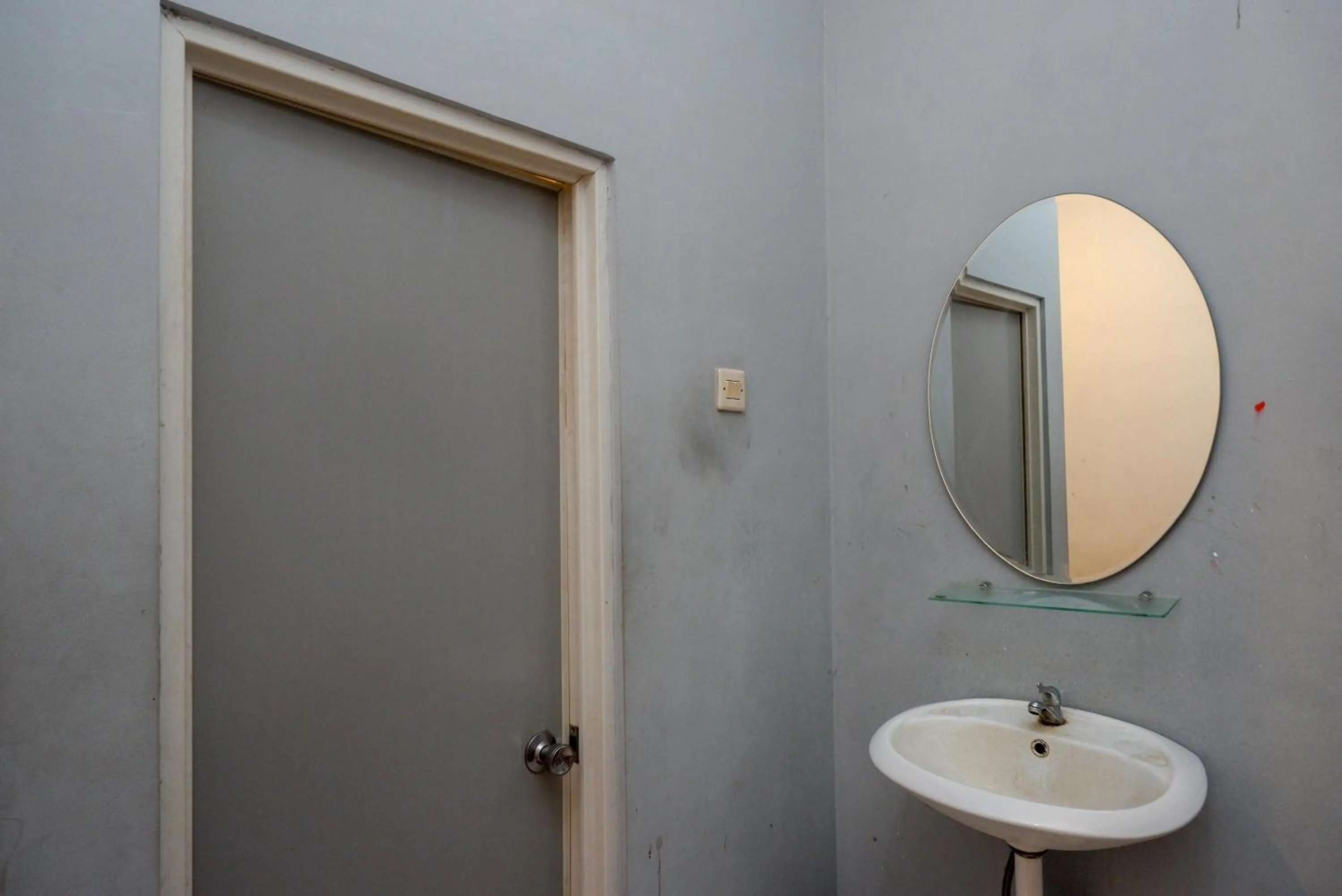 Bathroom in RedDoorz At Golden Inn Tugu Yogyakarta