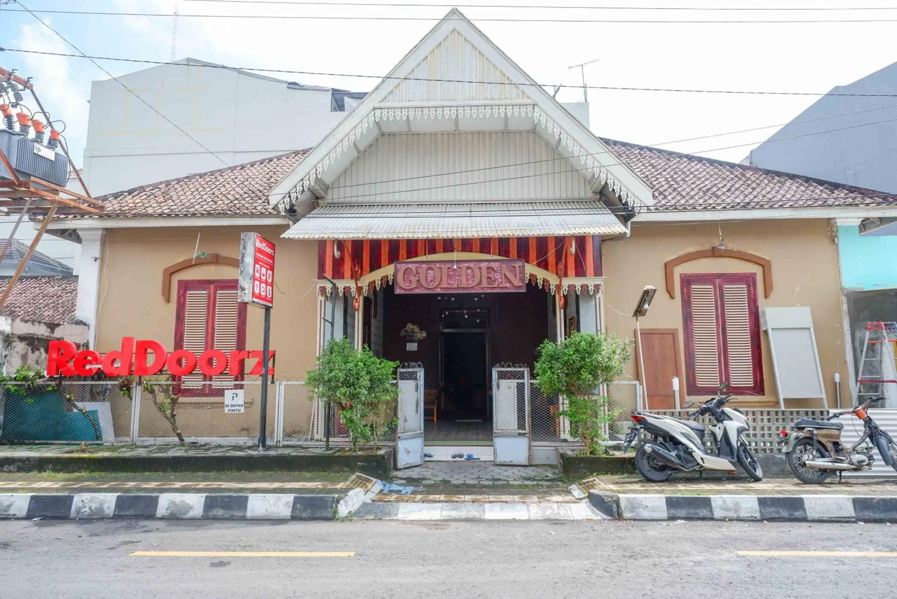 Property building in RedDoorz At Golden Inn Tugu Yogyakarta