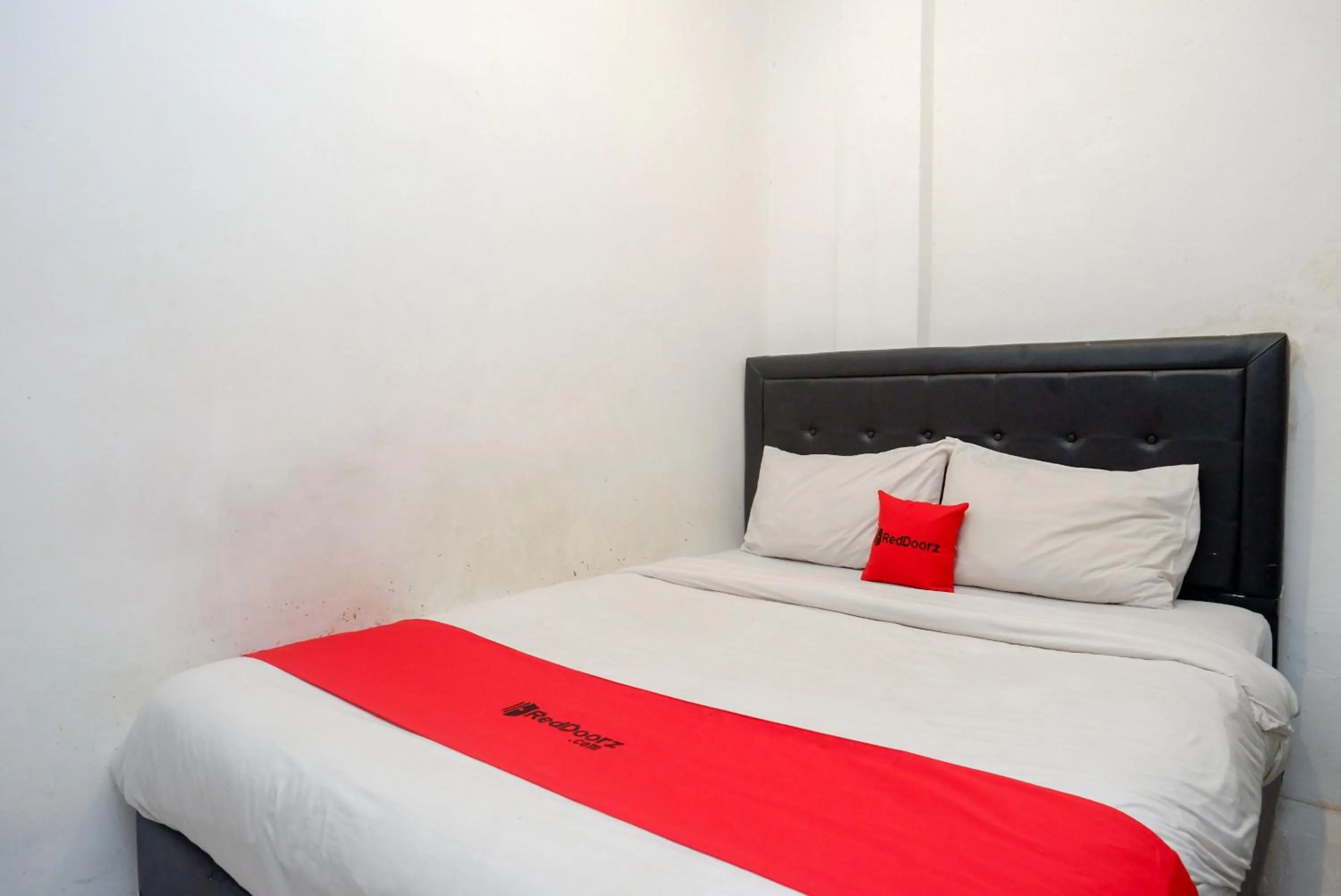 Bedroom, Bed in RedDoorz At Golden Inn Tugu Yogyakarta