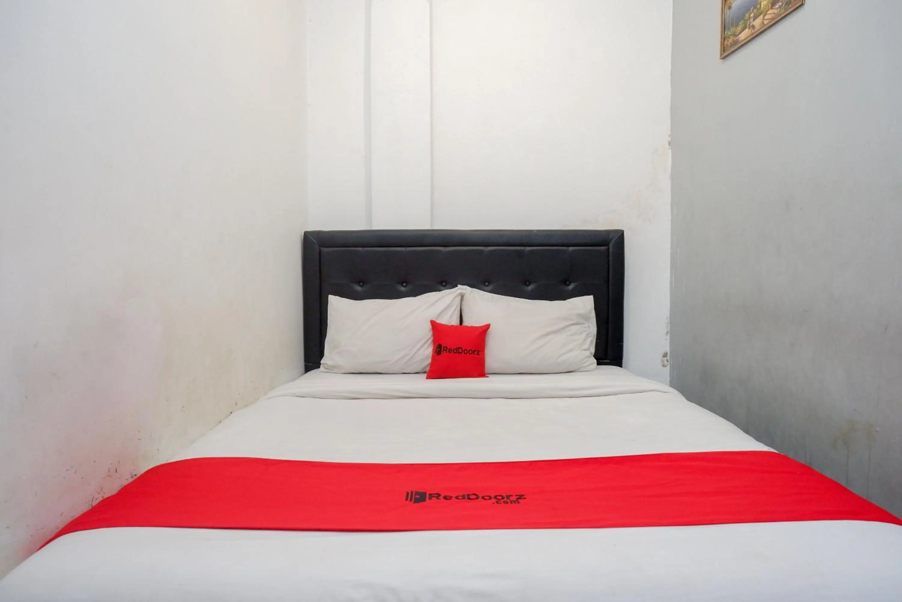 Bedroom, Bed in RedDoorz At Golden Inn Tugu Yogyakarta