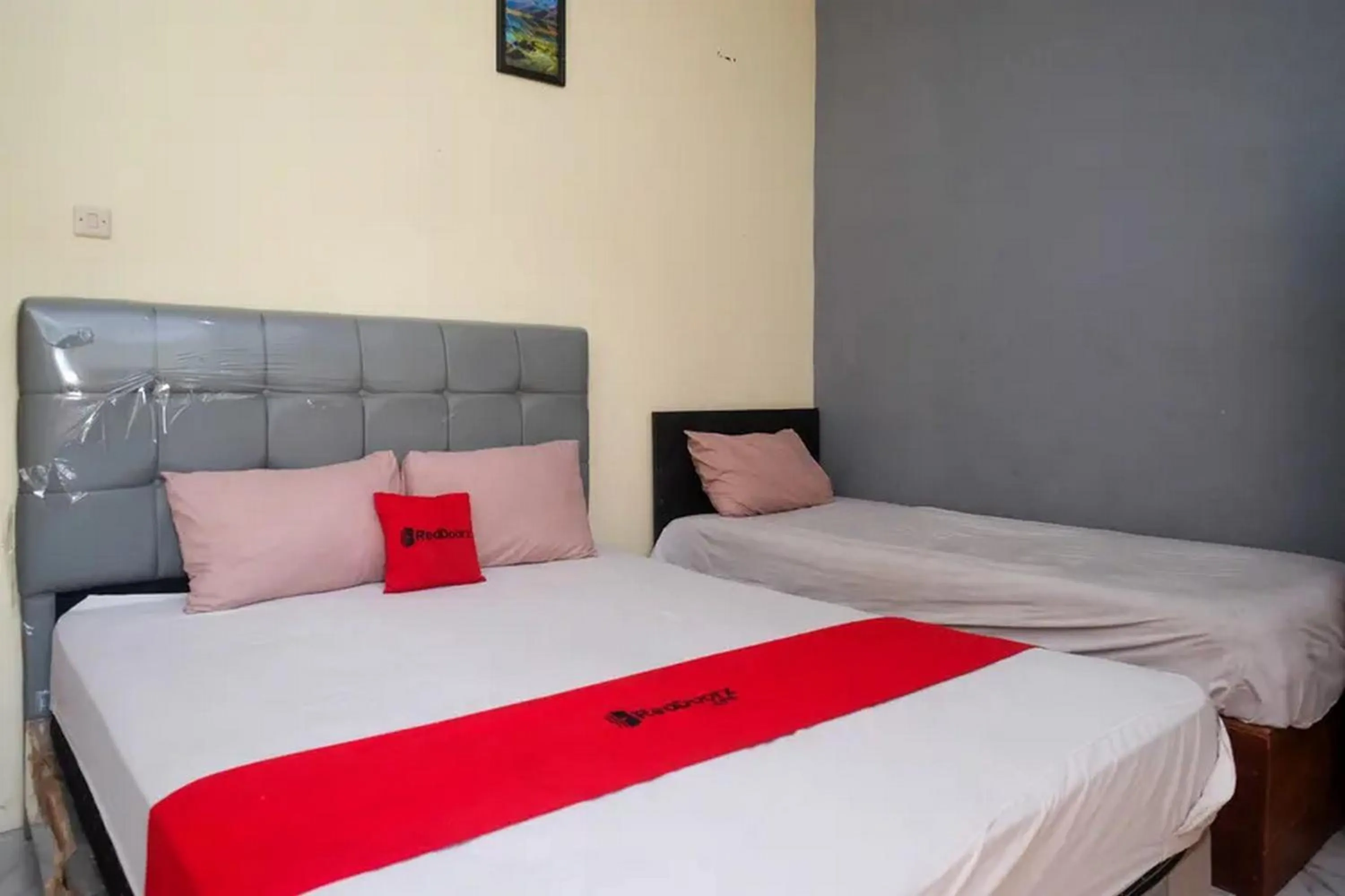 Bedroom, Bed in RedDoorz At Golden Inn Tugu Yogyakarta