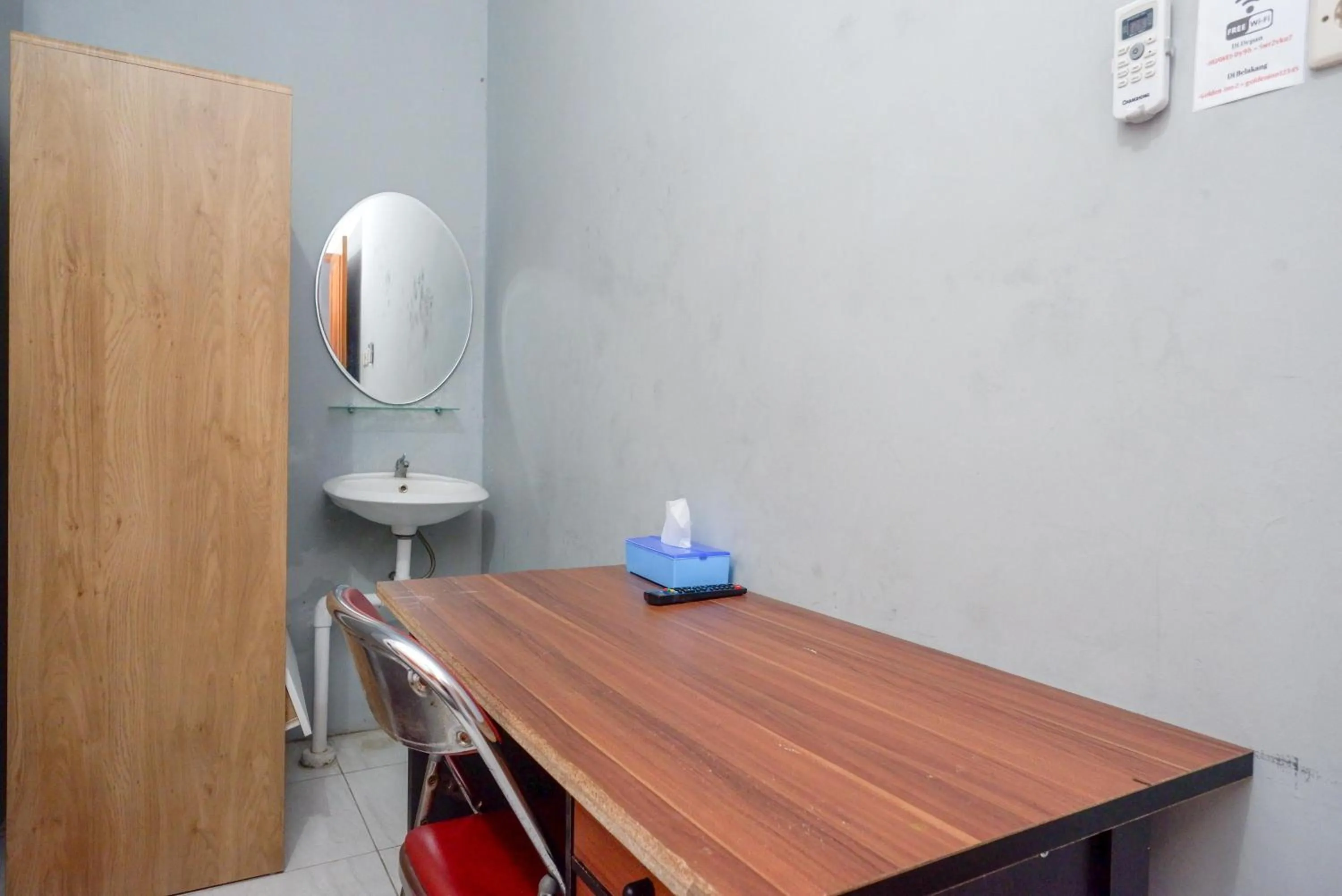 Bedroom in RedDoorz At Golden Inn Tugu Yogyakarta