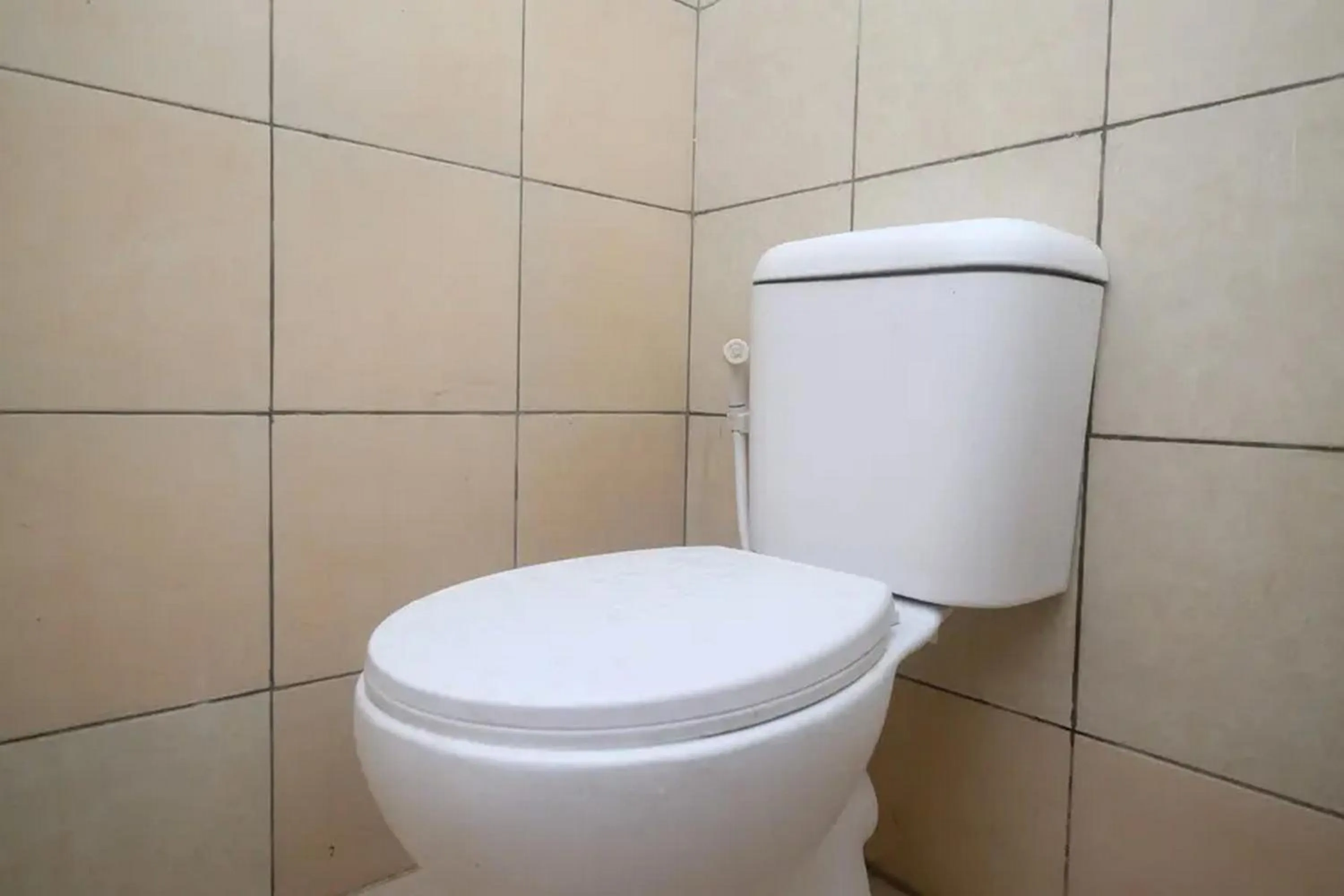 Bathroom in RedDoorz At Golden Inn Tugu Yogyakarta