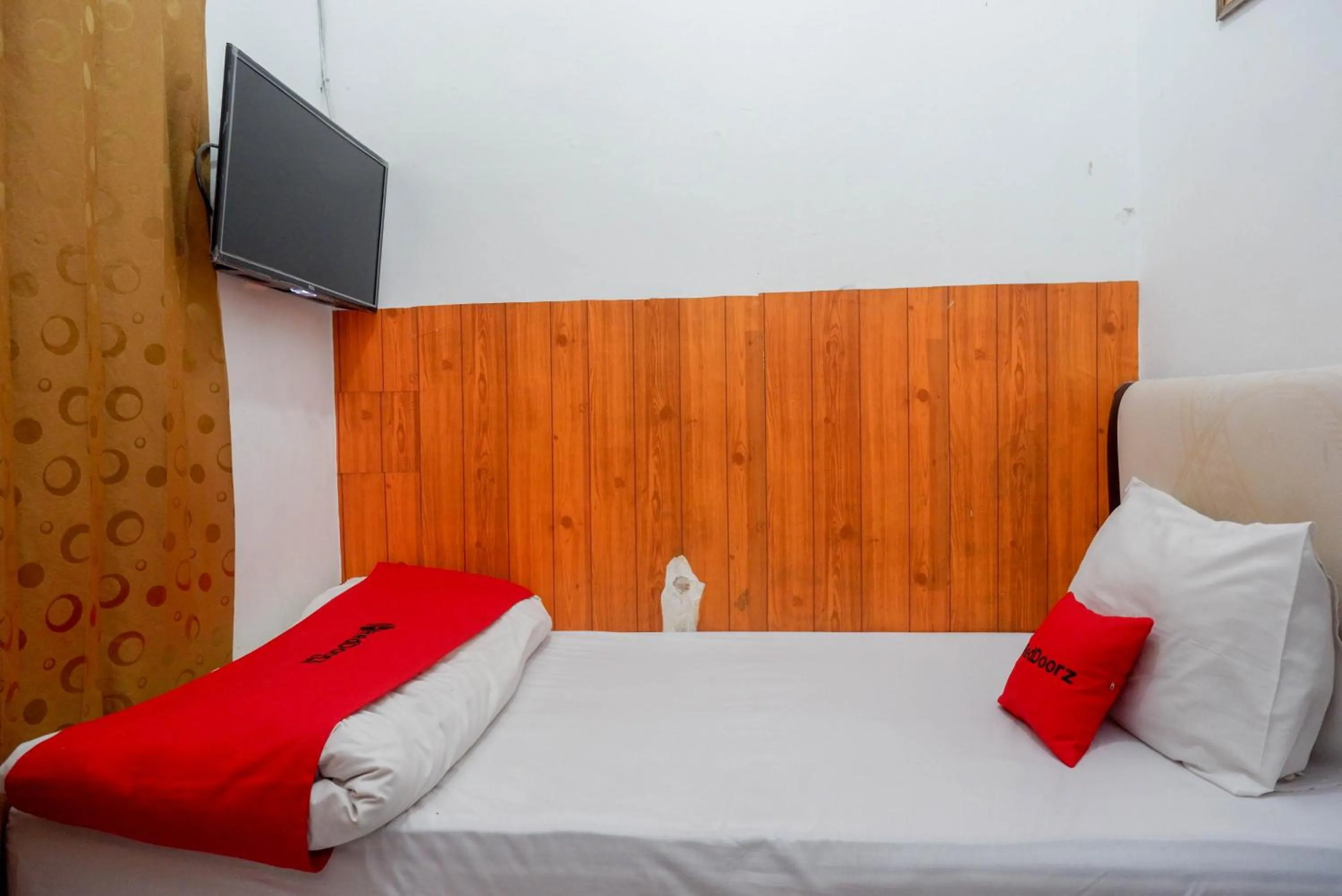 Bedroom, Bed in RedDoorz At Golden Inn Tugu Yogyakarta