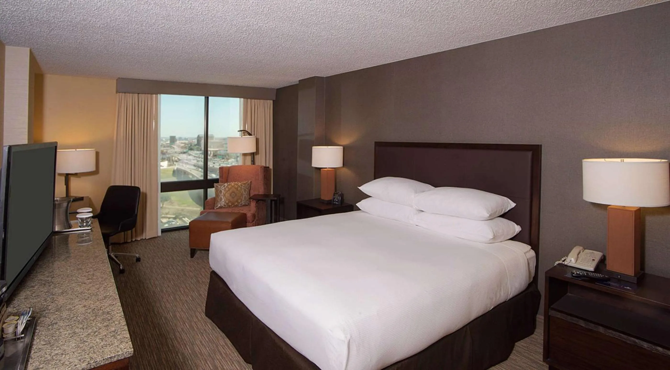 Bed in DoubleTree by Hilton San Antonio Airport