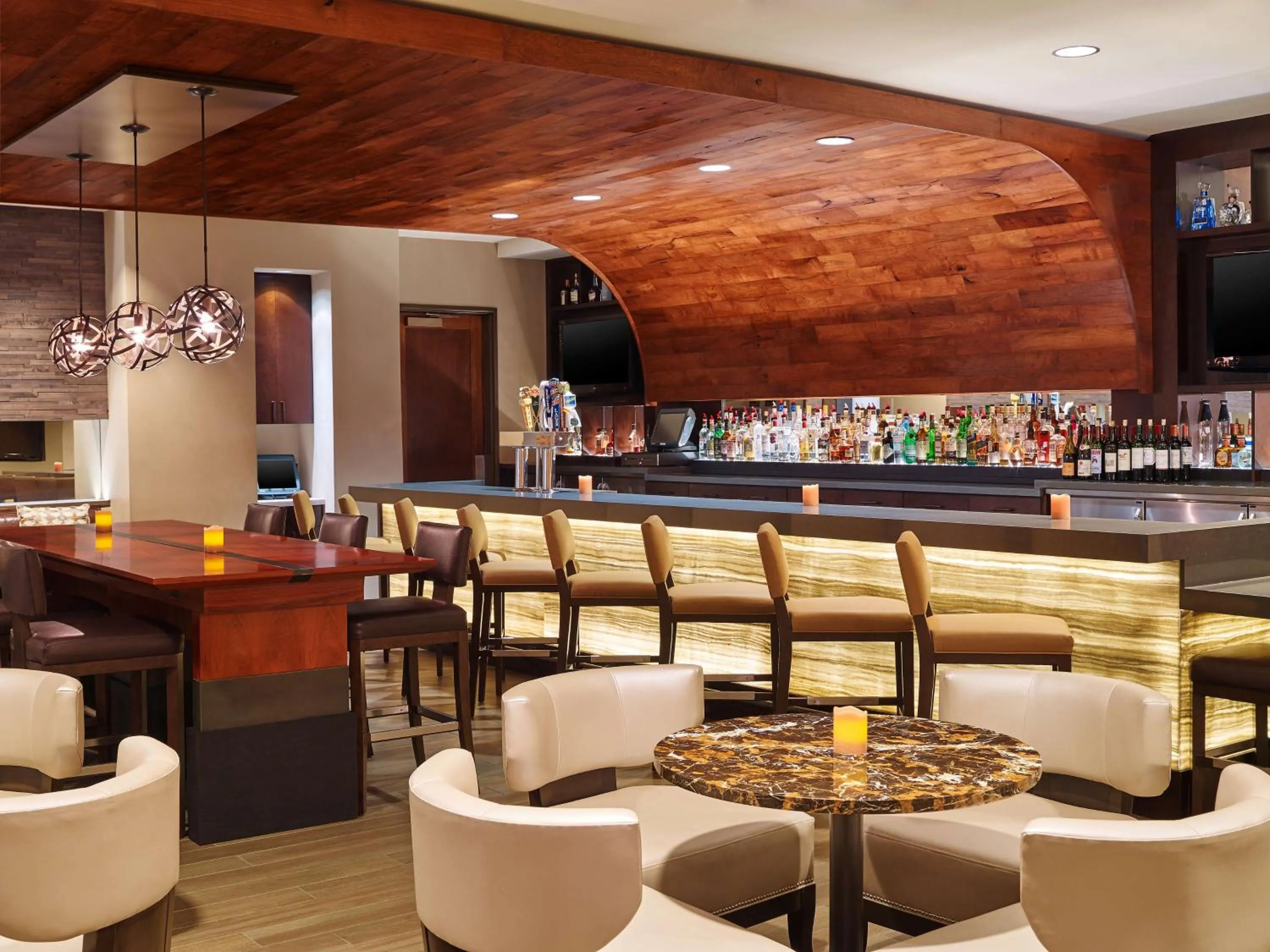 Lounge or bar in DoubleTree by Hilton San Antonio Airport