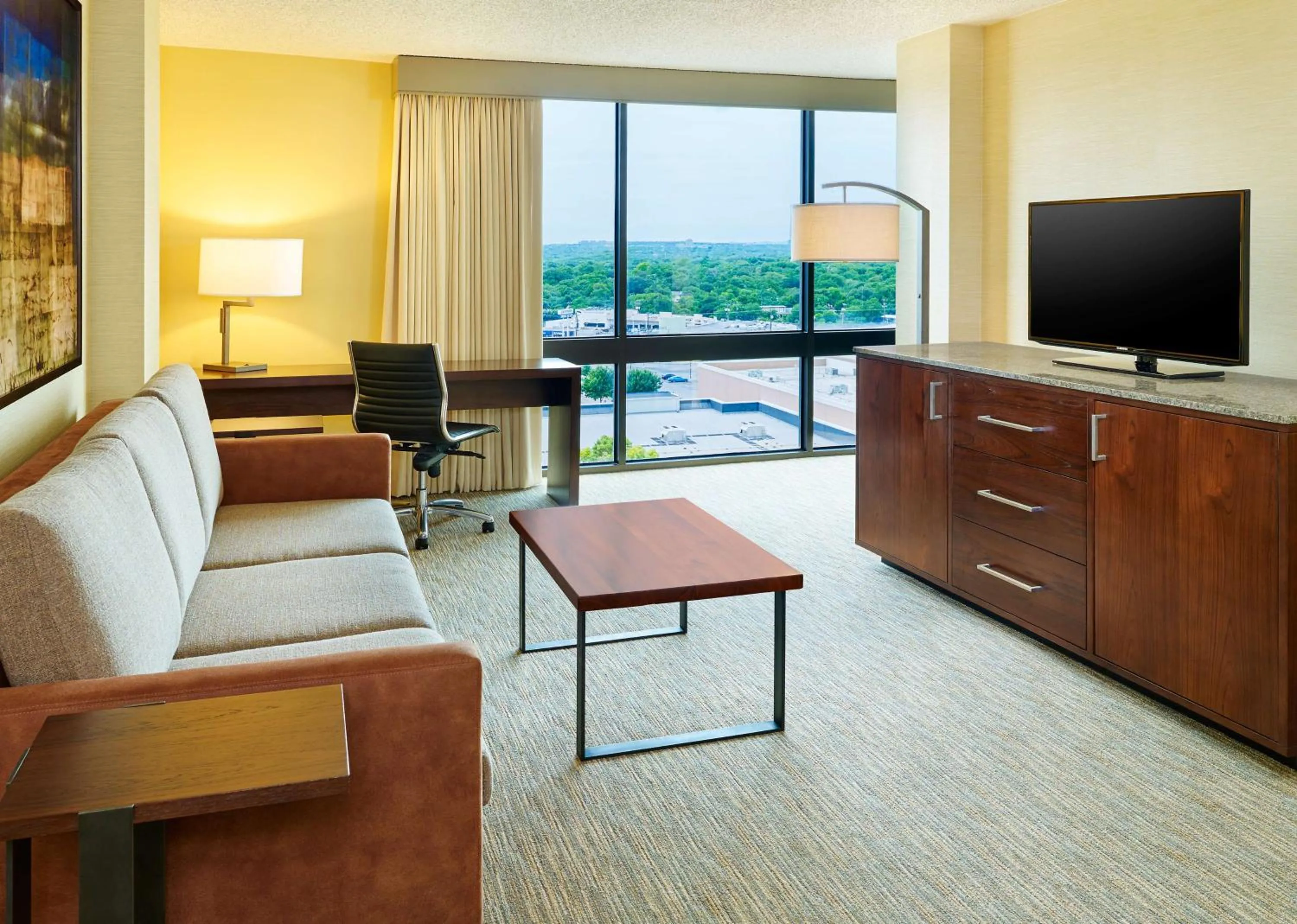 Living room in DoubleTree by Hilton San Antonio Airport
