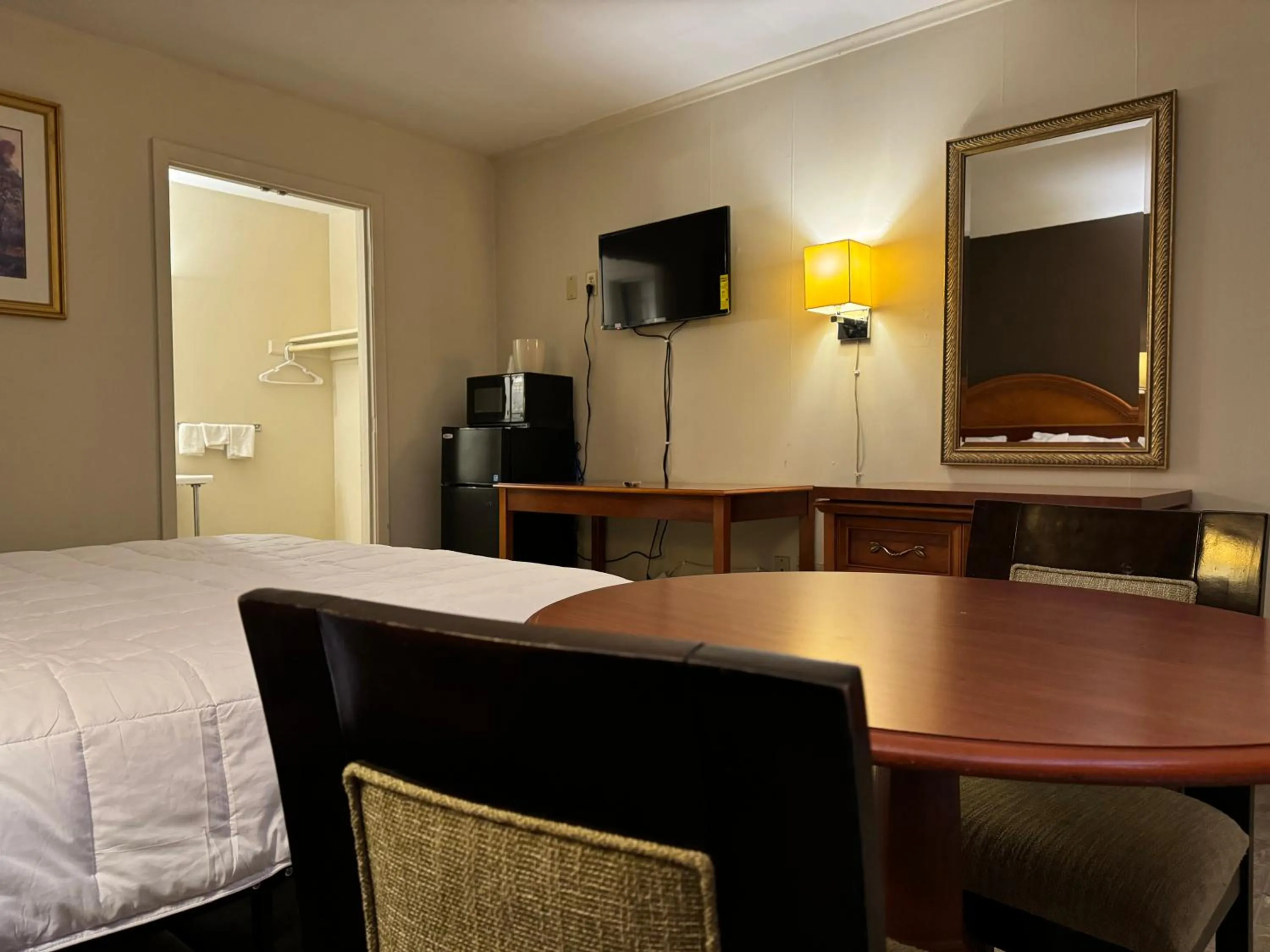 TV and multimedia, Bed in Country Club Inn & Suites