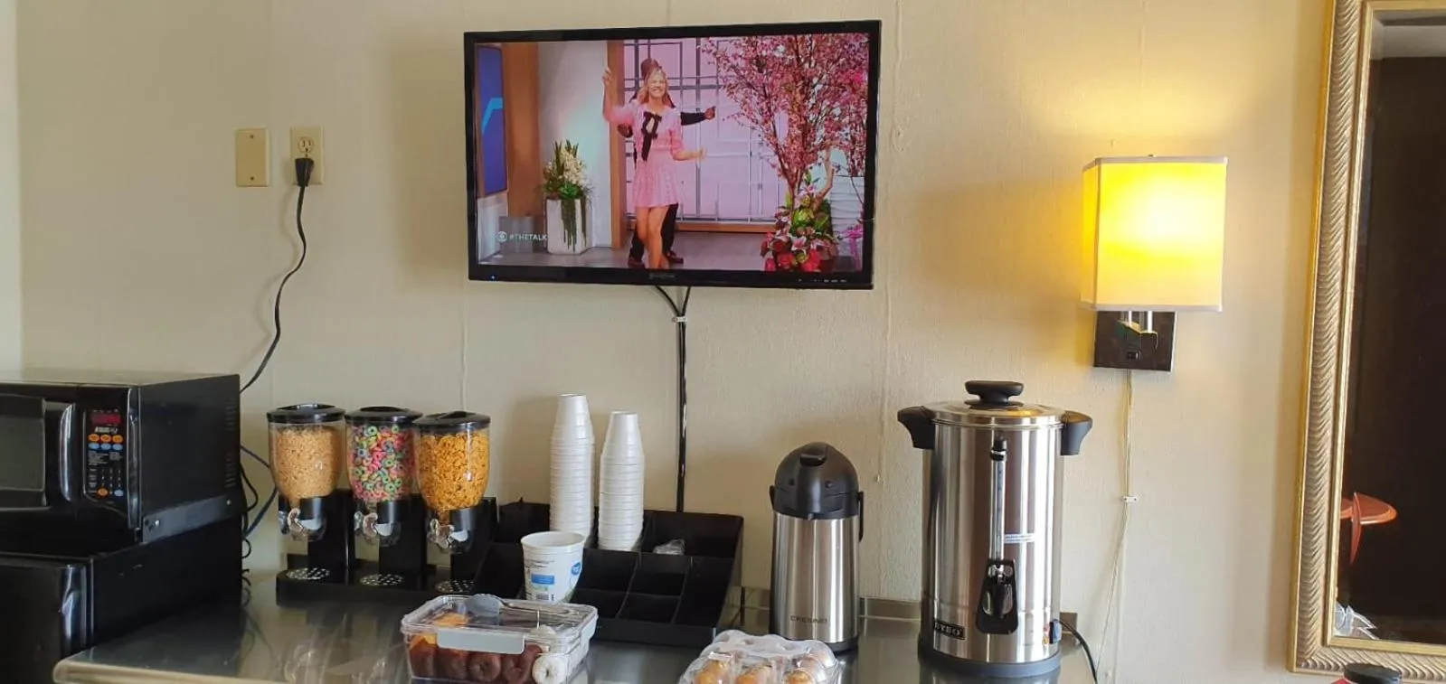 Coffee/tea facilities in Country Club Inn & Suites