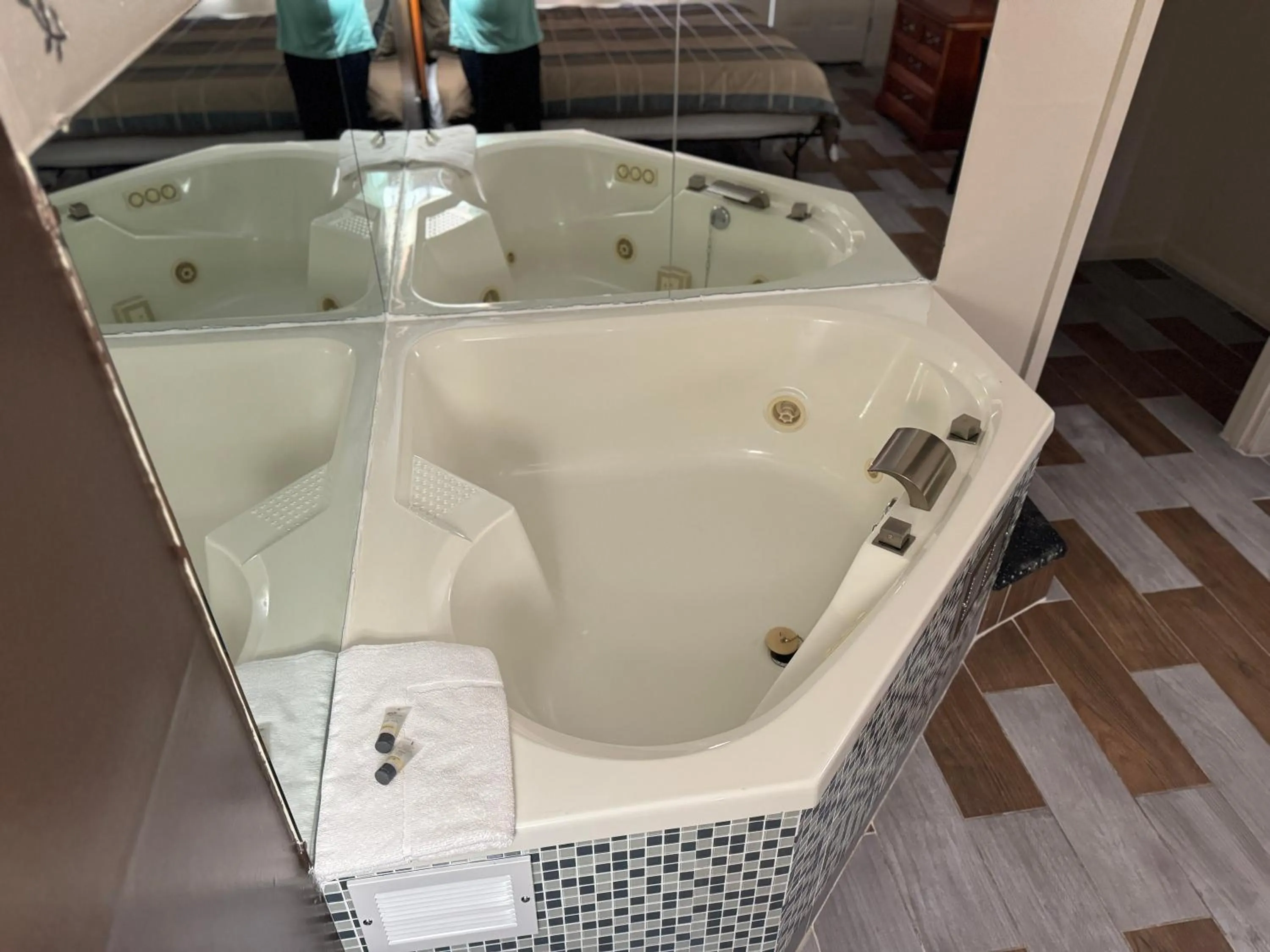 Hot Tub in Country Club Inn & Suites