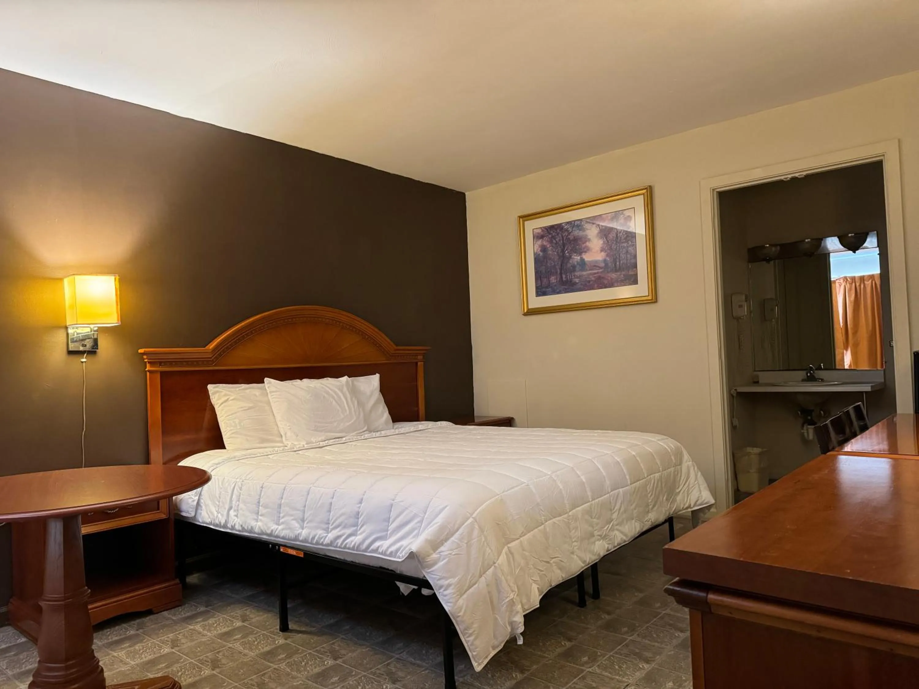 Bed in Country Club Inn & Suites