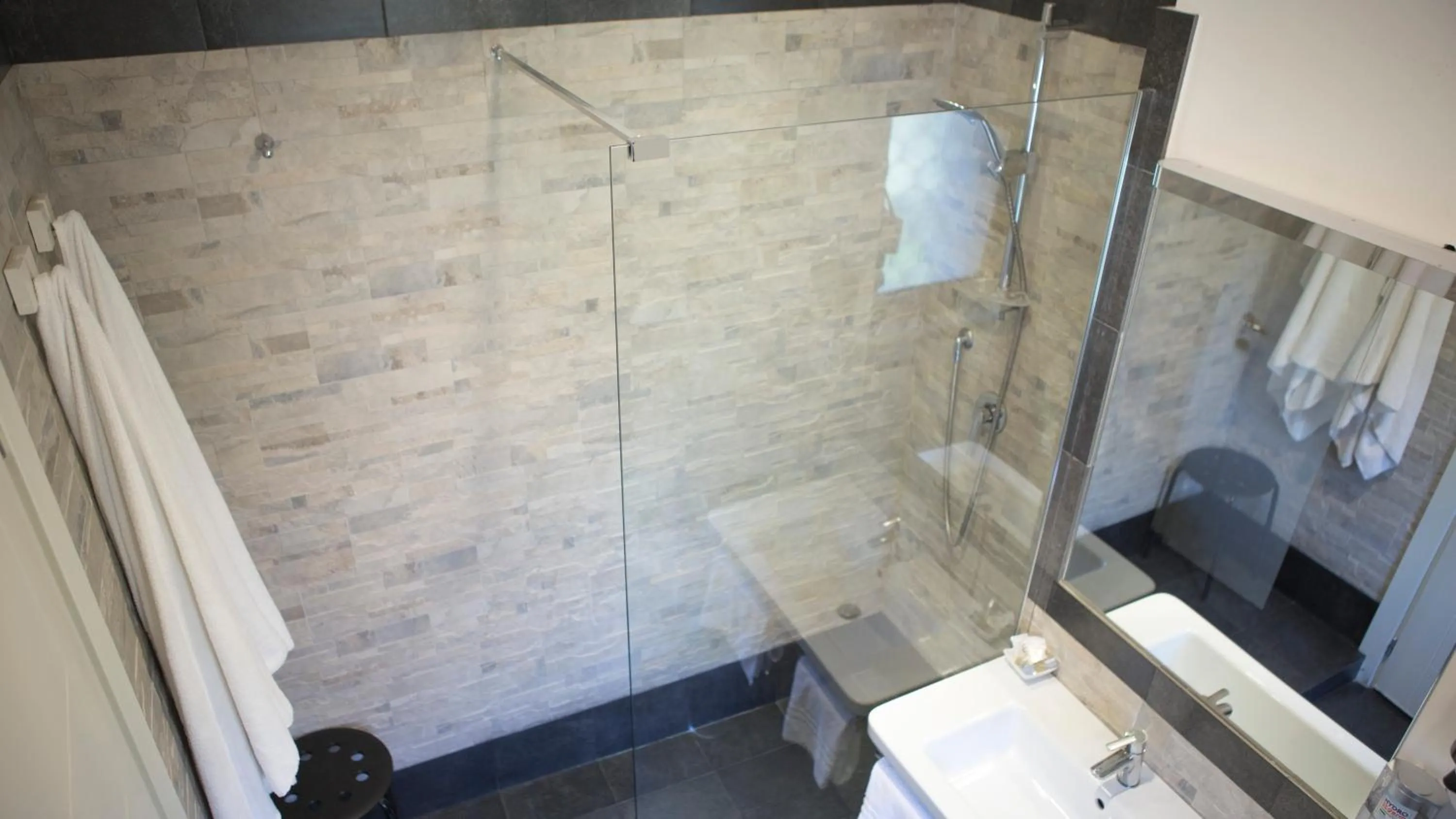 Shower in Residenza Talenti Superior Rooms