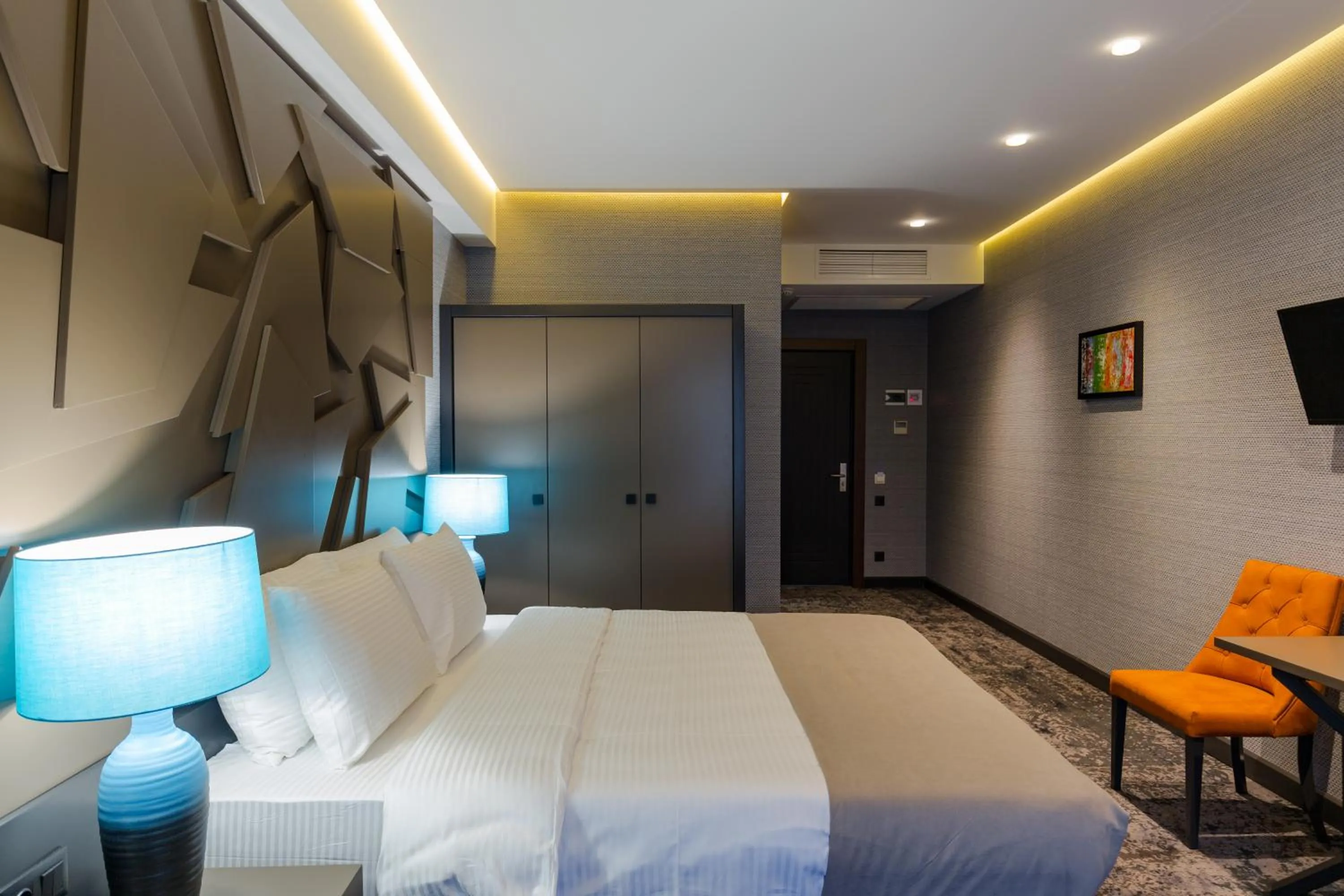 Photo of the whole room, Bed in Tapis Rouge Design Boutique Hotel