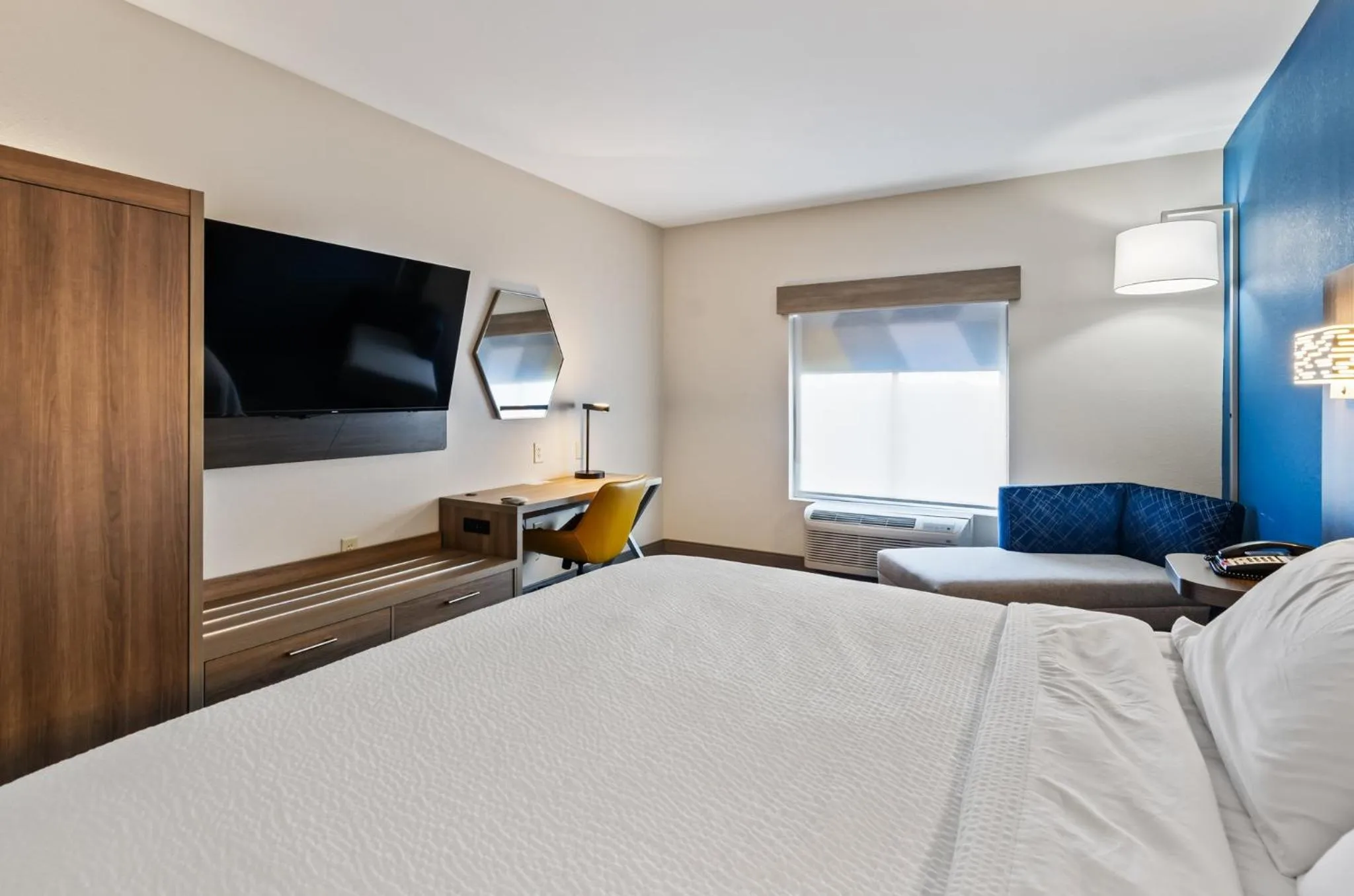 Photo of the whole room, Bed in Holiday Inn Express & Suites Wytheville by IHG