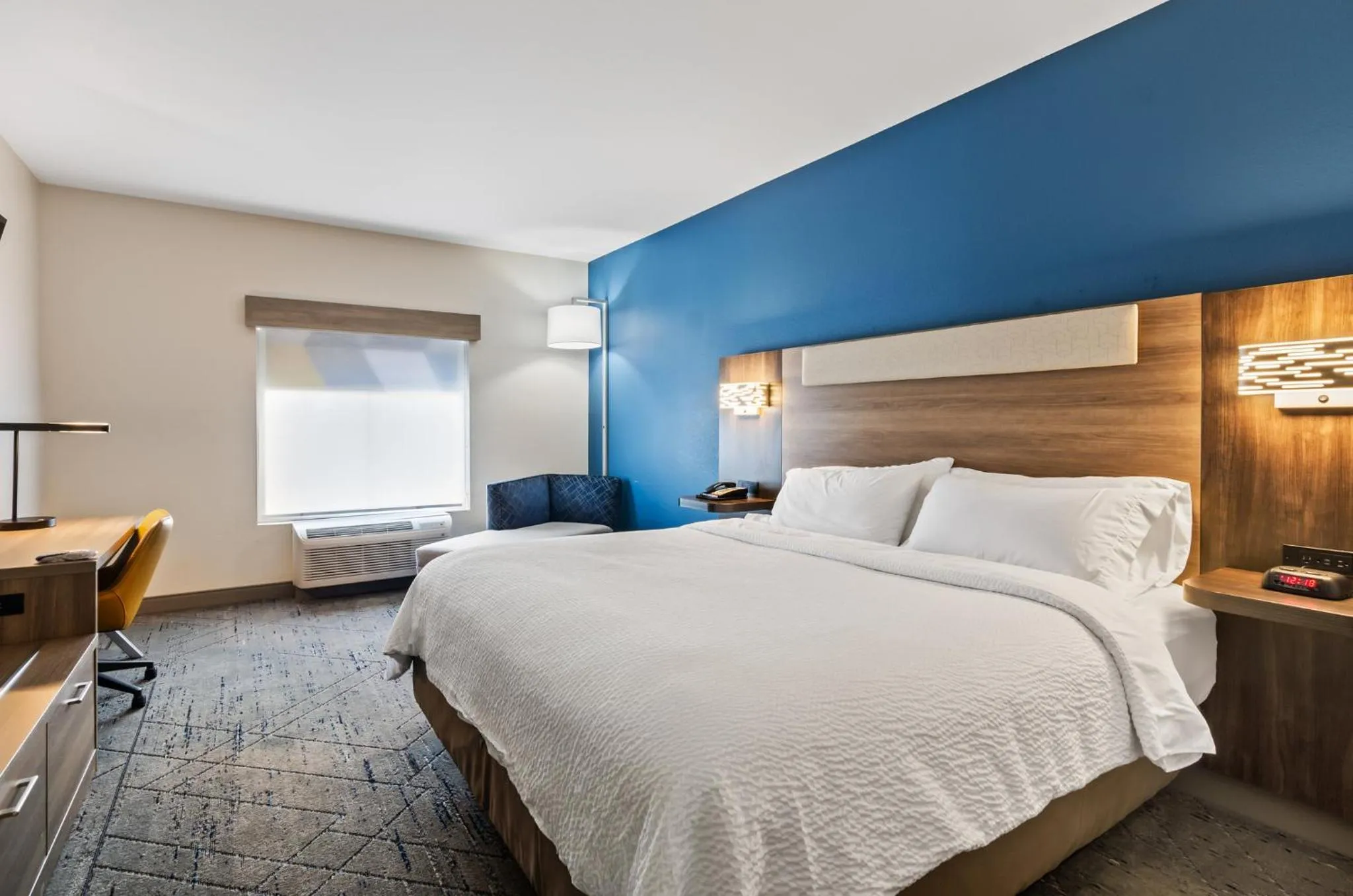 Photo of the whole room, Bed in Holiday Inn Express & Suites Wytheville by IHG