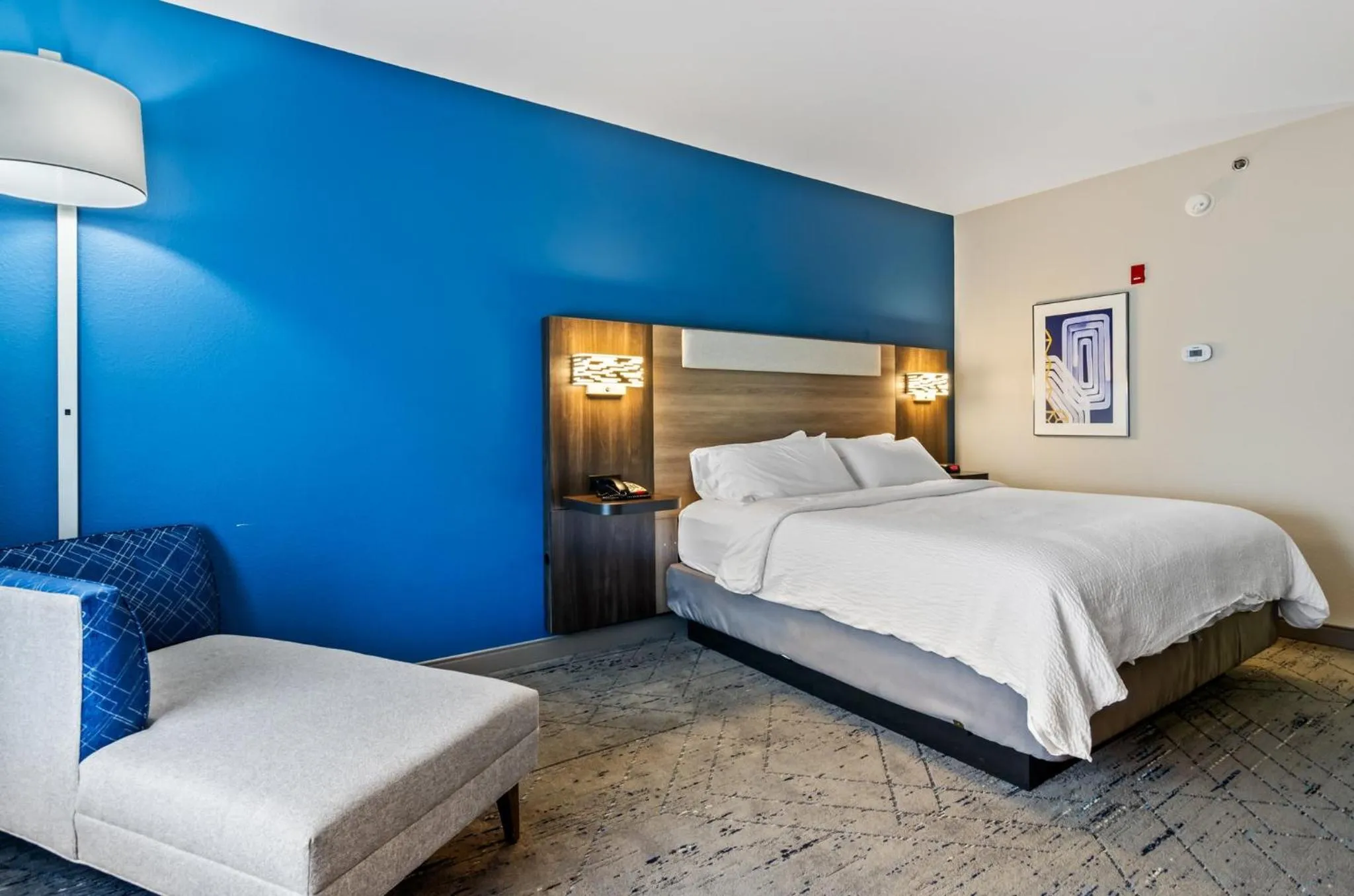 Photo of the whole room, Bed in Holiday Inn Express & Suites Wytheville by IHG