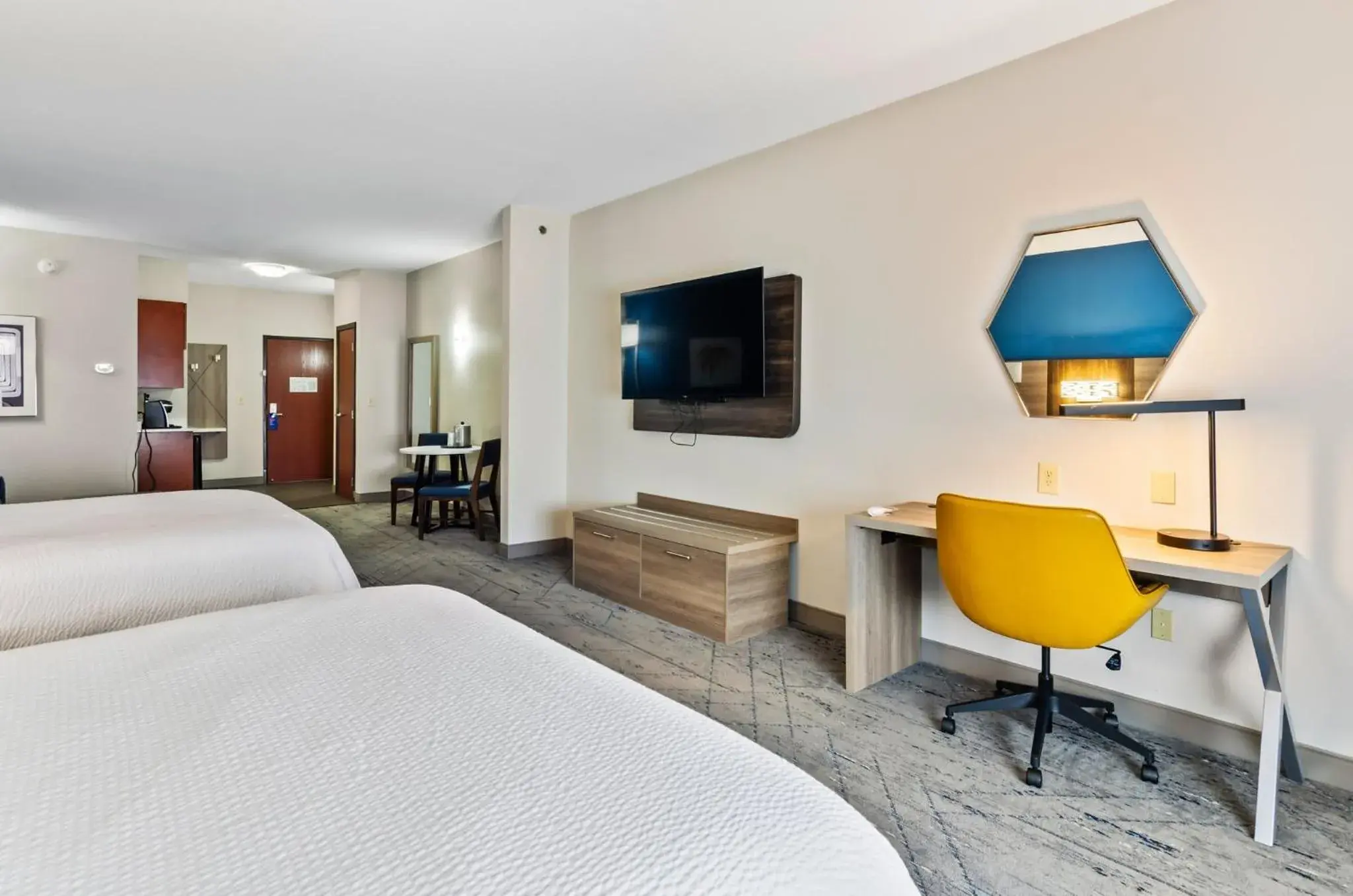 Queen Suite with Two Queen Beds and Sofa Bed in Holiday Inn Express & Suites Wytheville by IHG Queen Suite with Two Queen Beds and Sofa Bed in Holiday Inn Express & Suites Wytheville by IHG