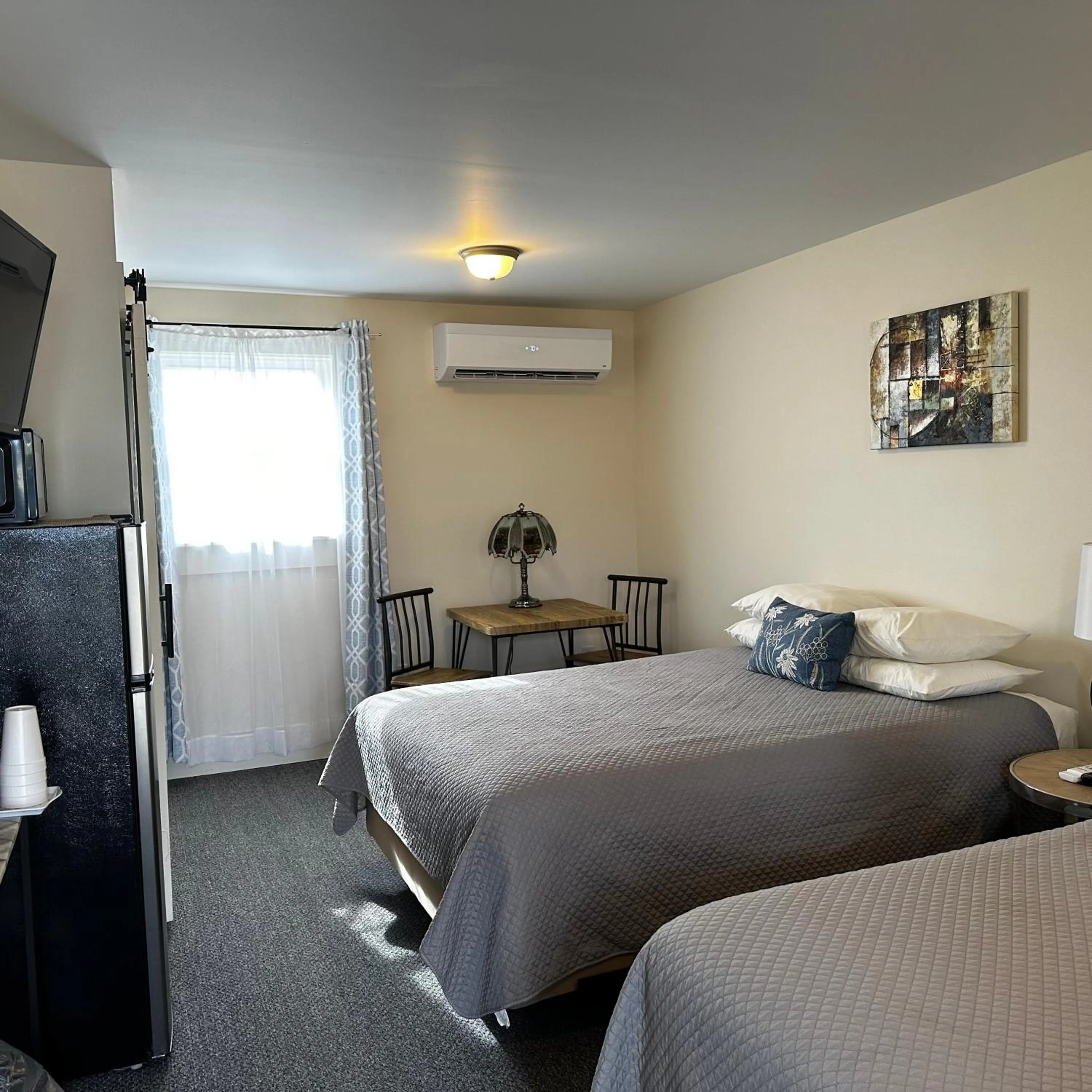 Bed in The Whitetail Inn and Suites- Lincoln
