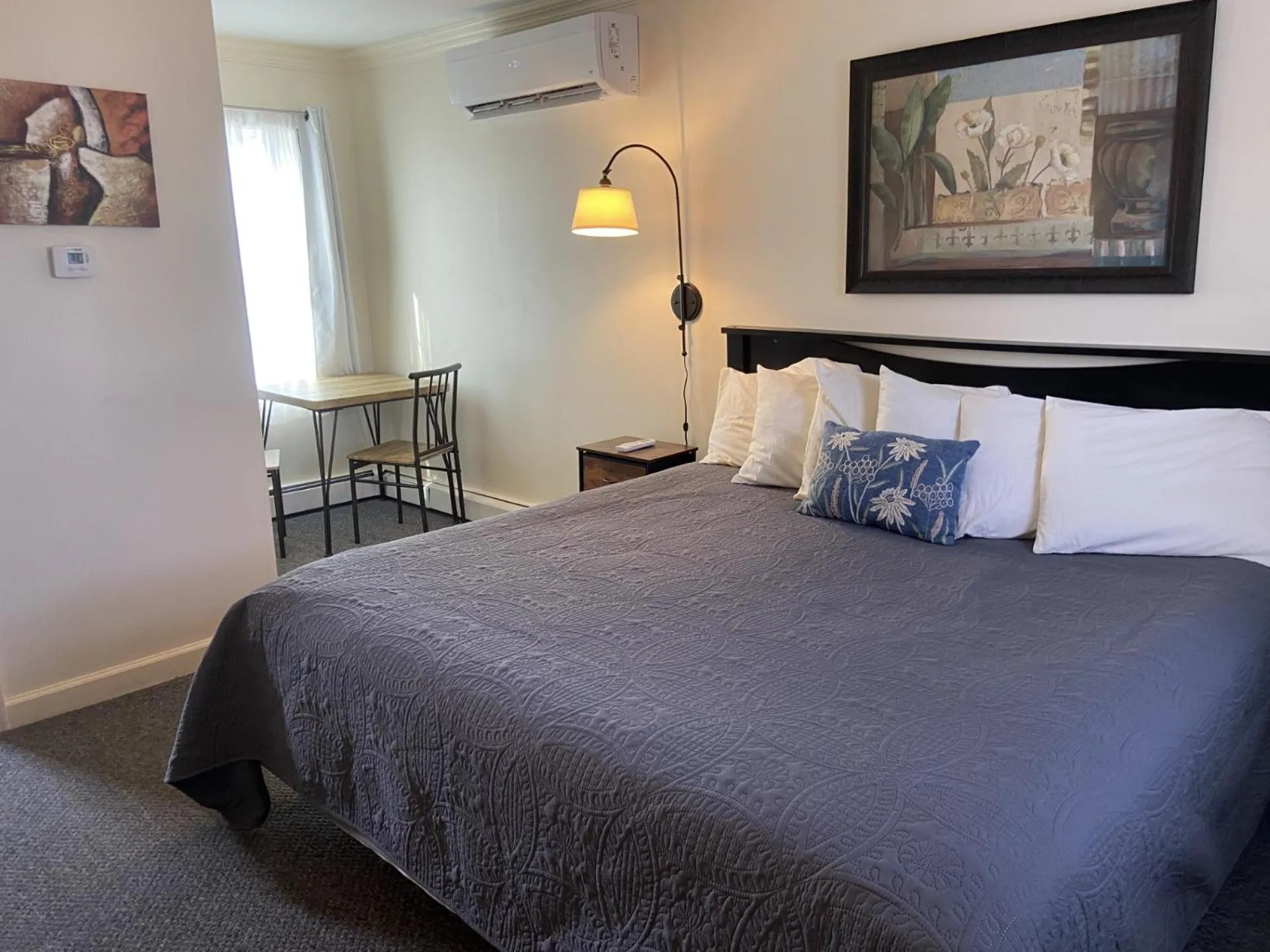 Bed in The Whitetail Inn and Suites- Lincoln