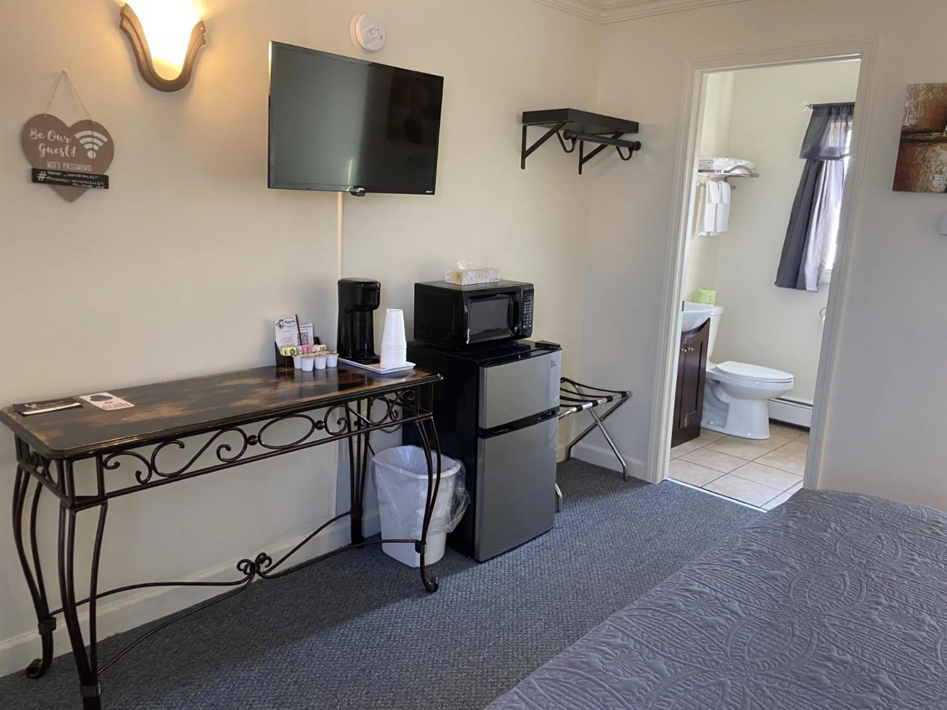 Bed in The Whitetail Inn and Suites- Lincoln