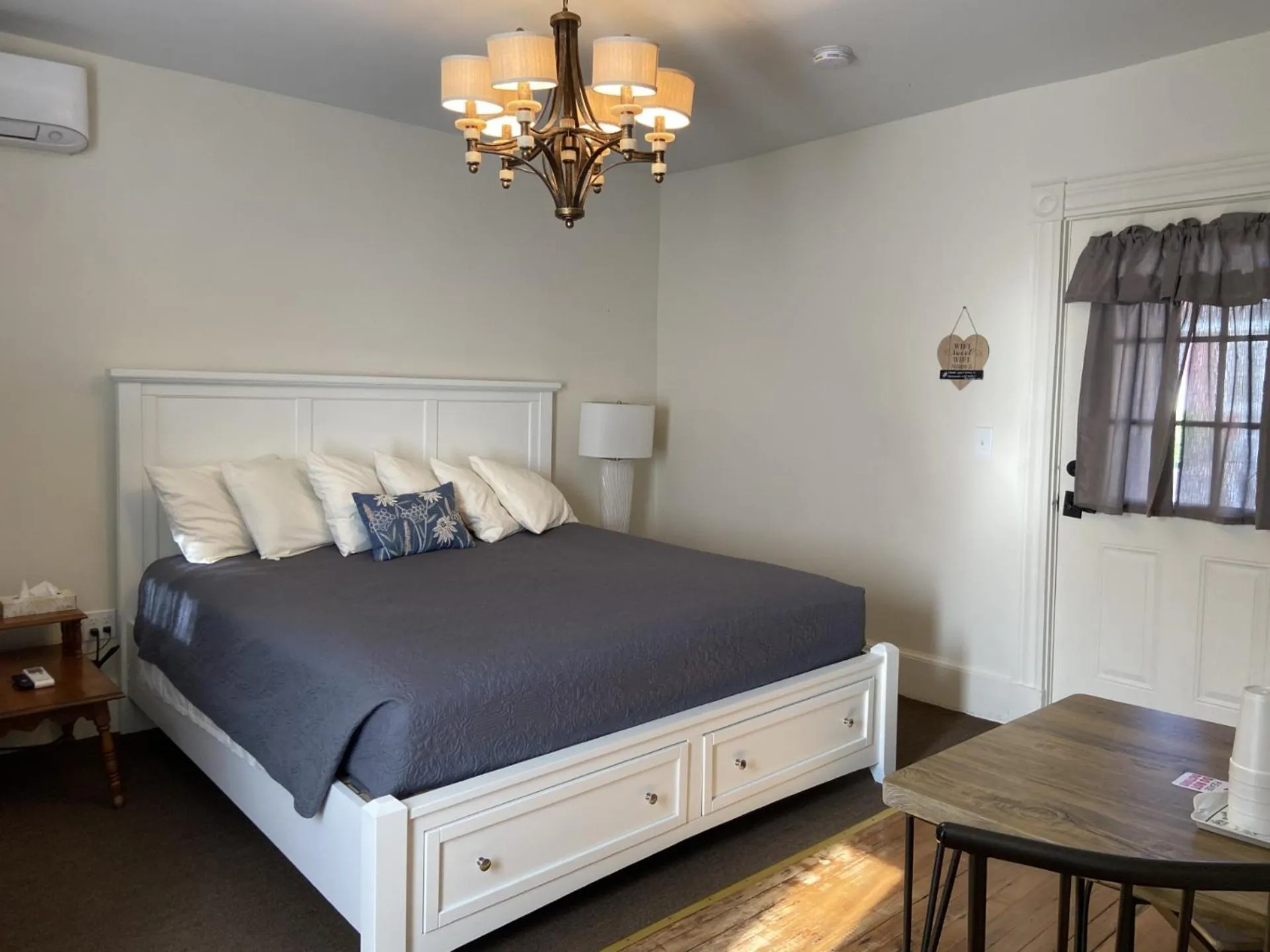 Bed in The Whitetail Inn and Suites- Lincoln