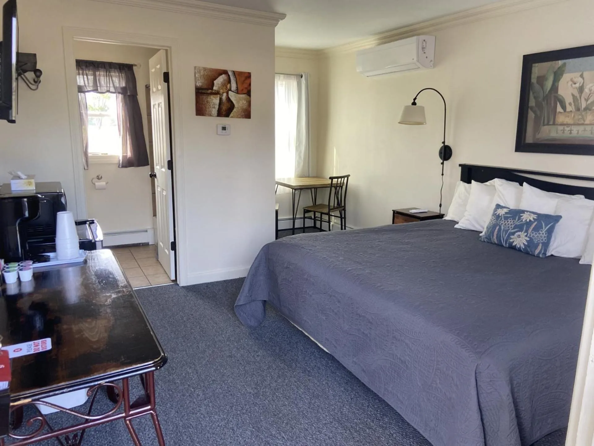 Bed in The Whitetail Inn and Suites- Lincoln