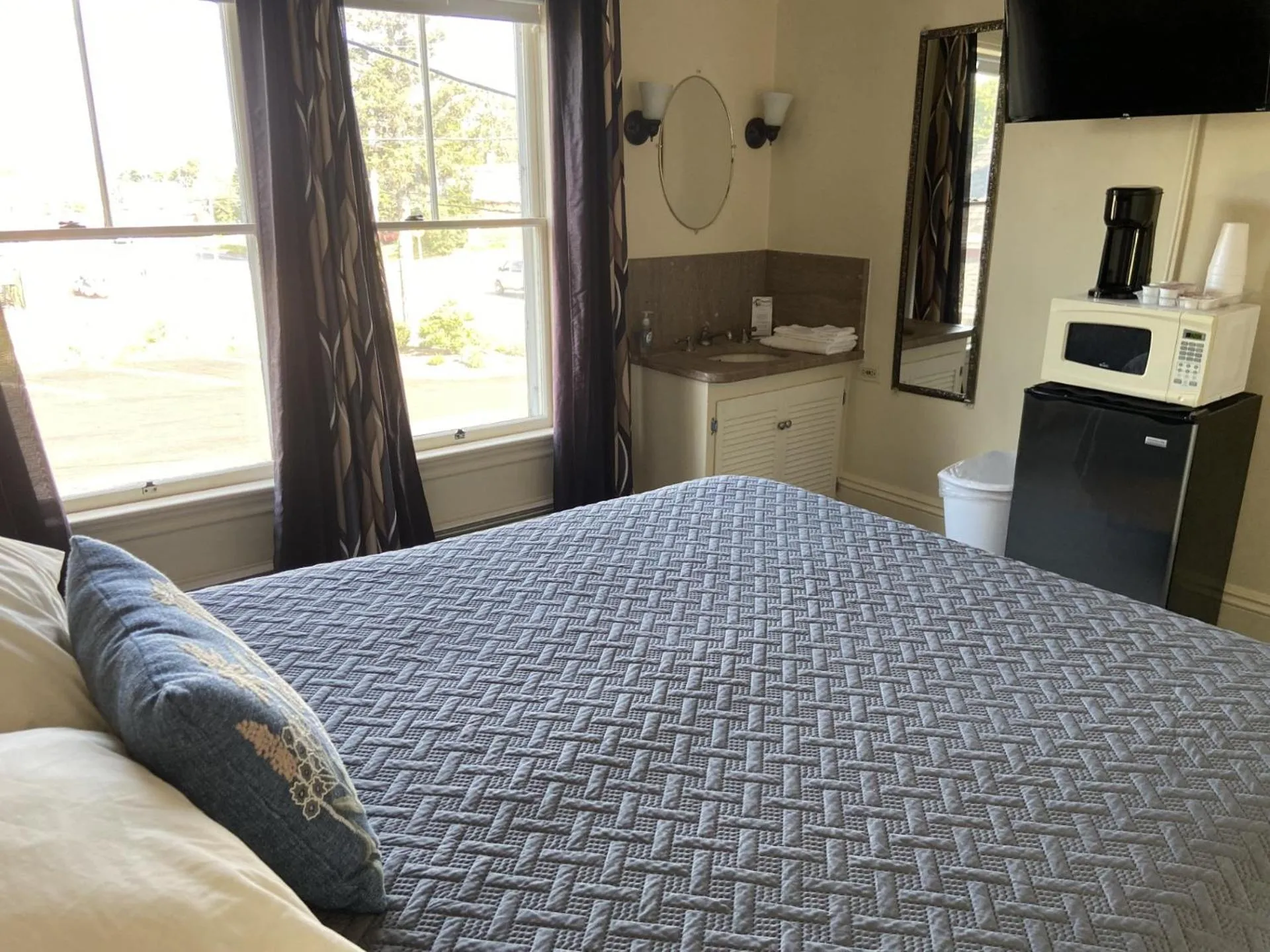 Bed in The Whitetail Inn and Suites- Lincoln