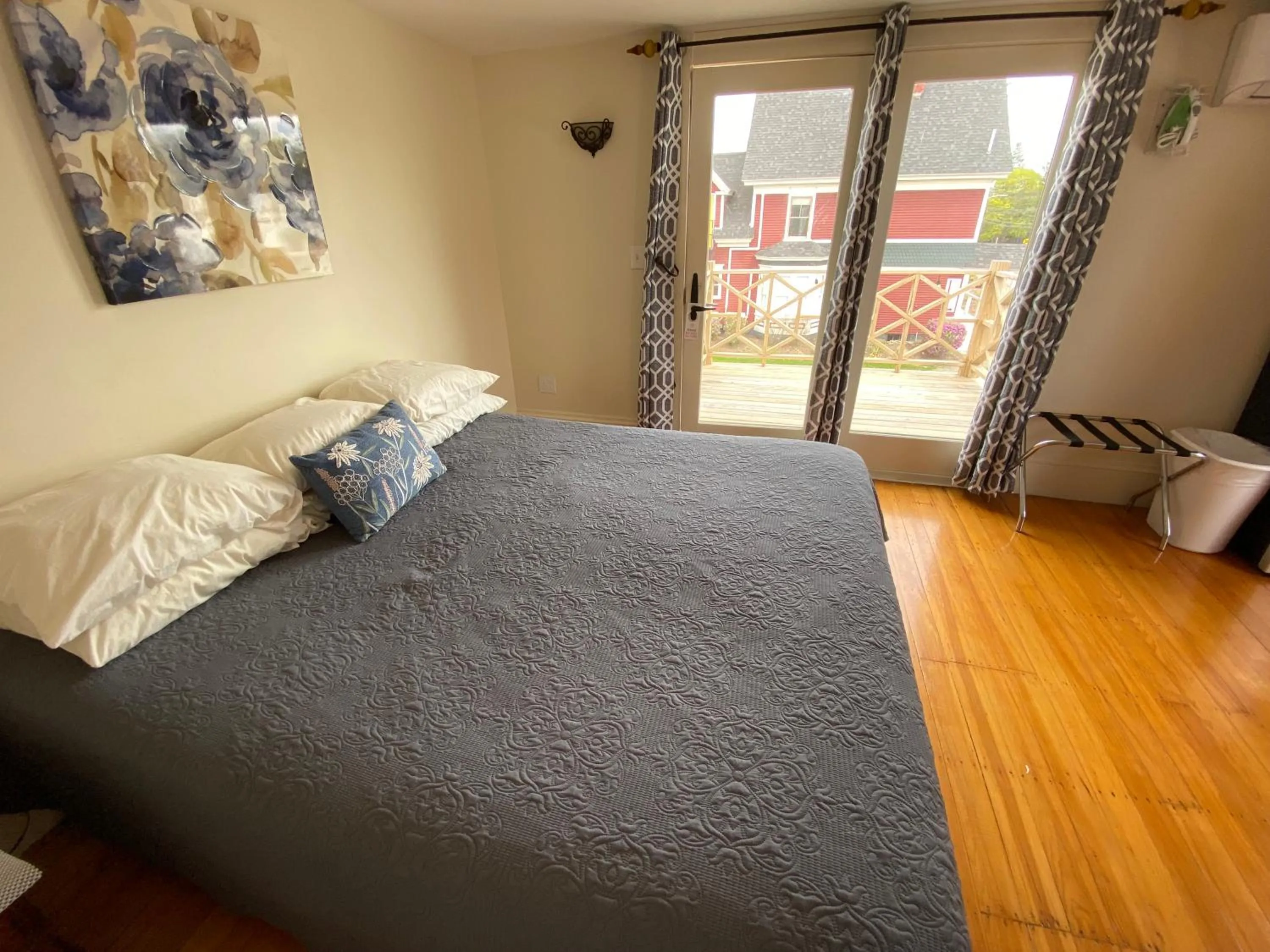 Bed in The Whitetail Inn and Suites- Lincoln