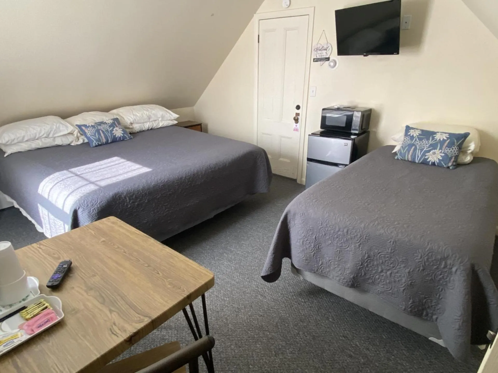 Bed in The Whitetail Inn and Suites- Lincoln